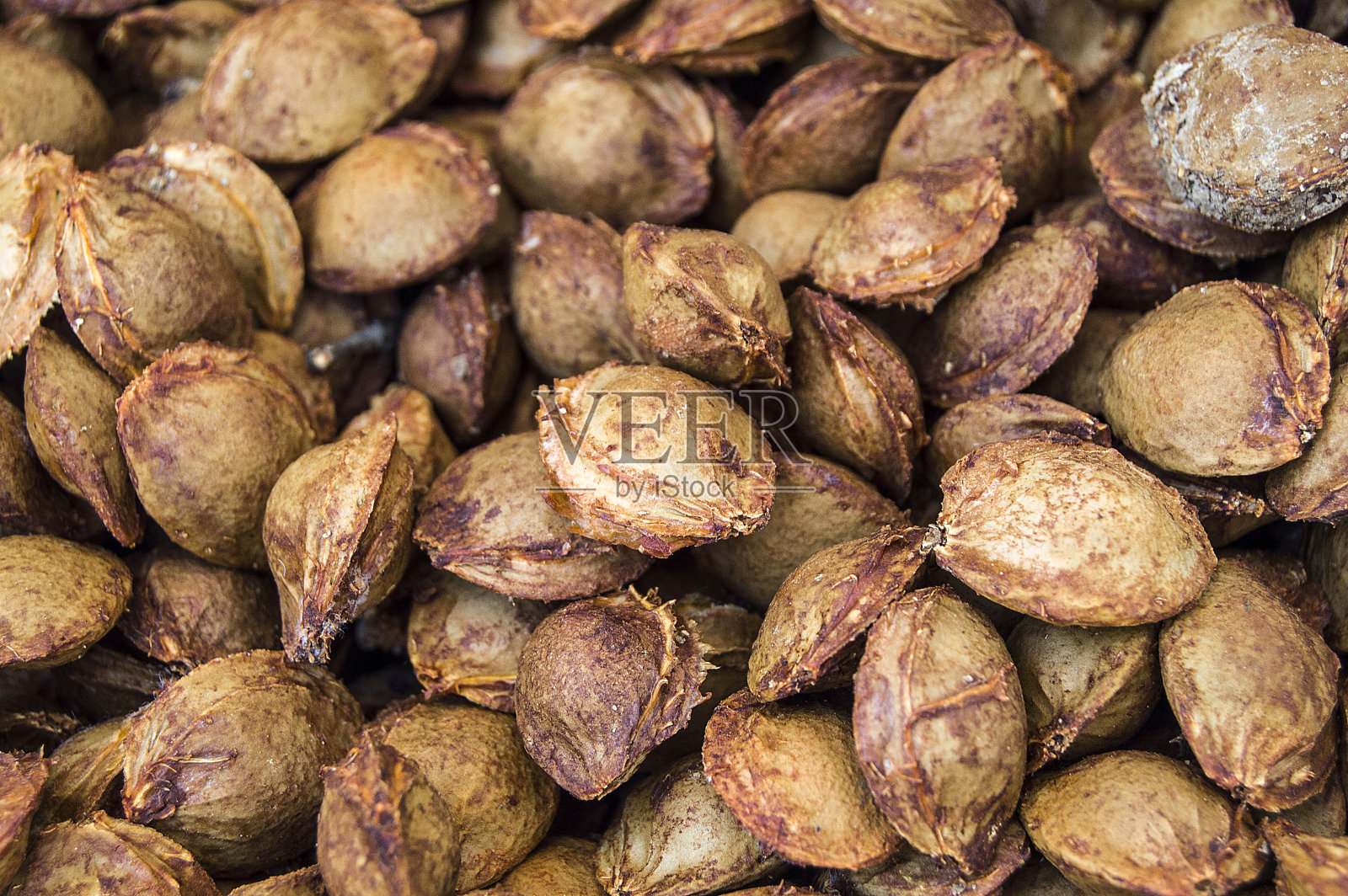 白底上的杏仁,用于药品和药丸制造的杏仁的图片,照片摄影图片