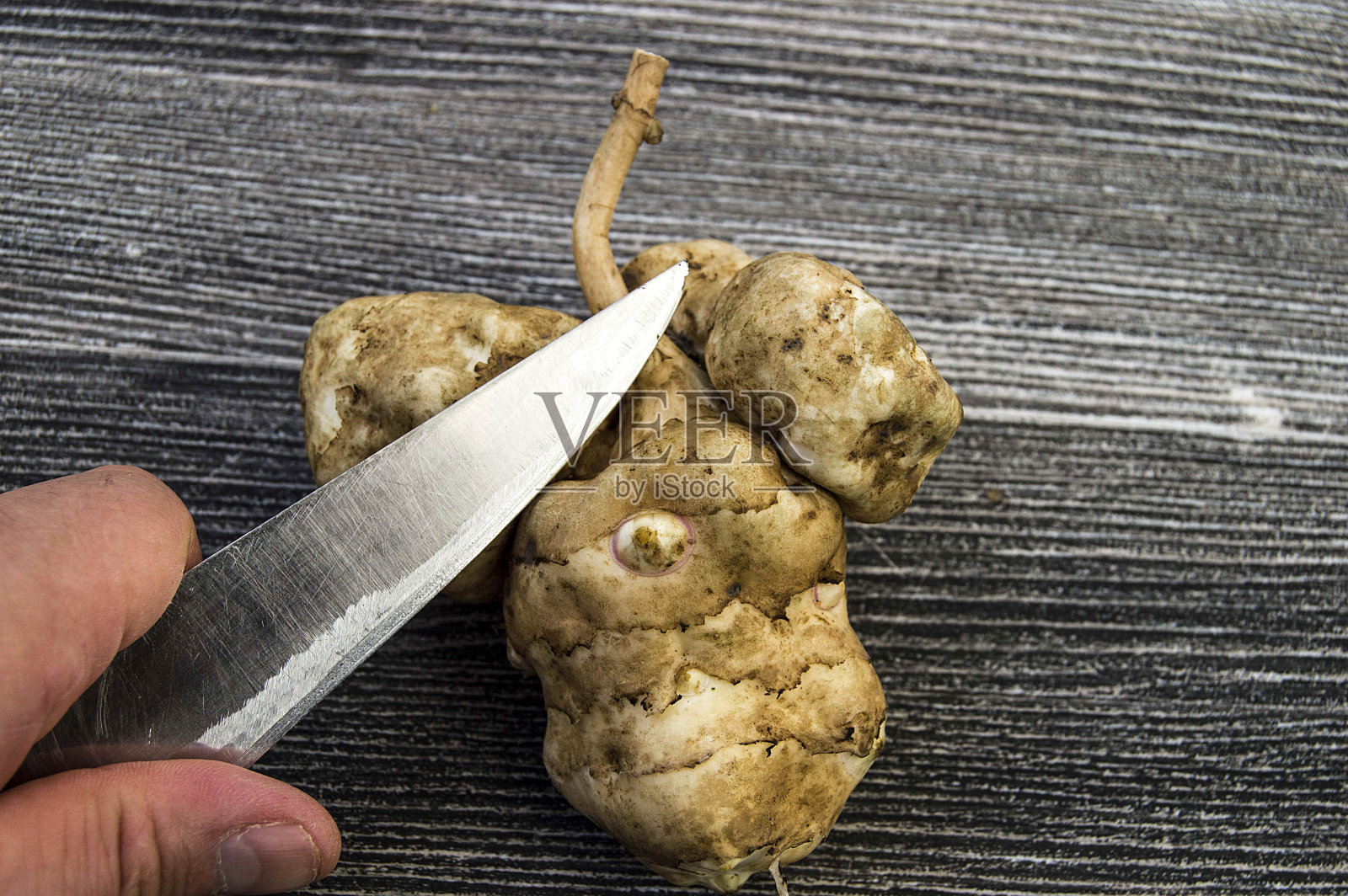 洋蓟,用刀切好放在木板上的下一个盘子里就可以吃了,洋蓟,放在盘子里照片摄影图片