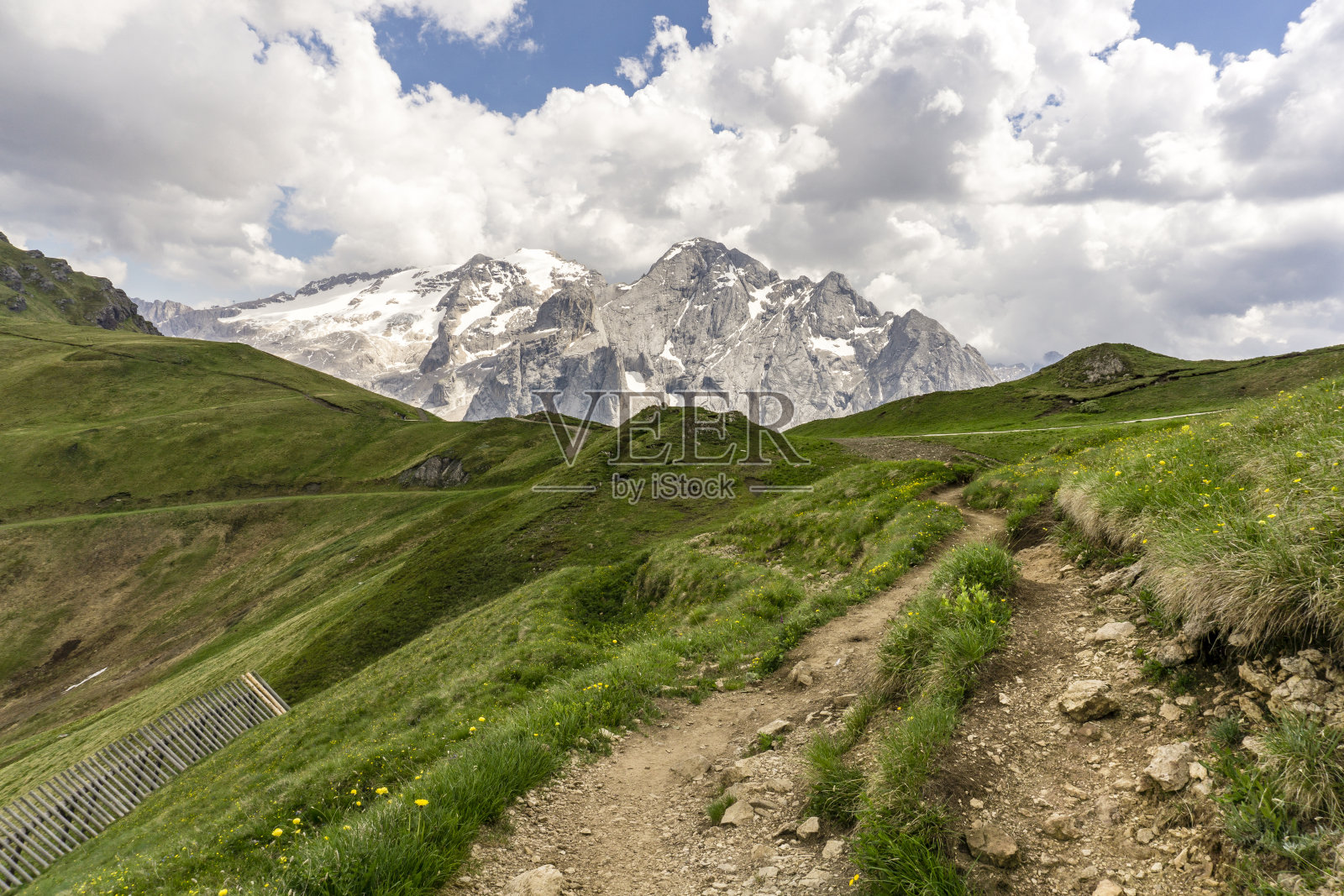 马尔摩拉达山脉的美丽景色。白云石山脉。意大利。照片摄影图片