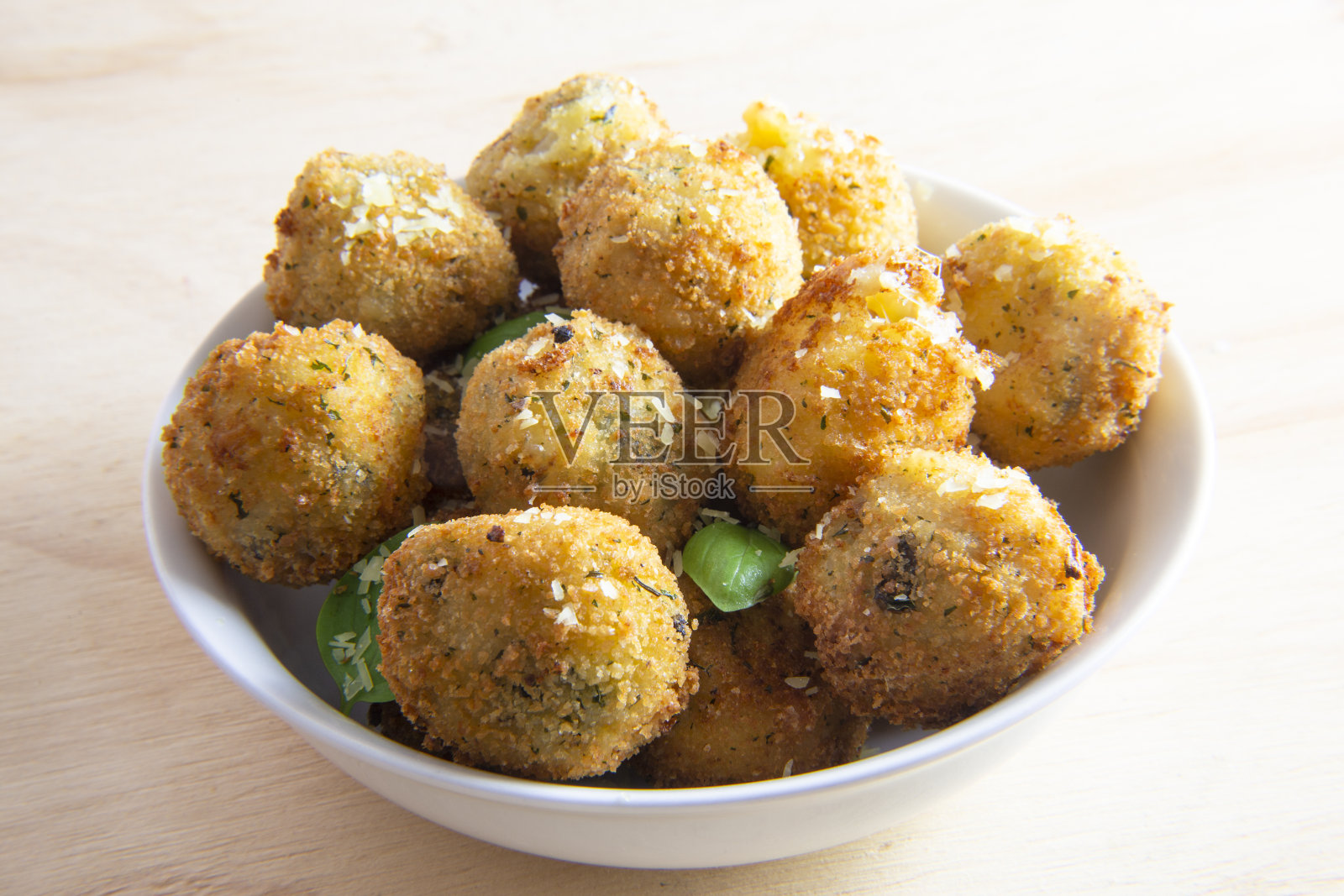 炸意大利饭丸子照片摄影图片