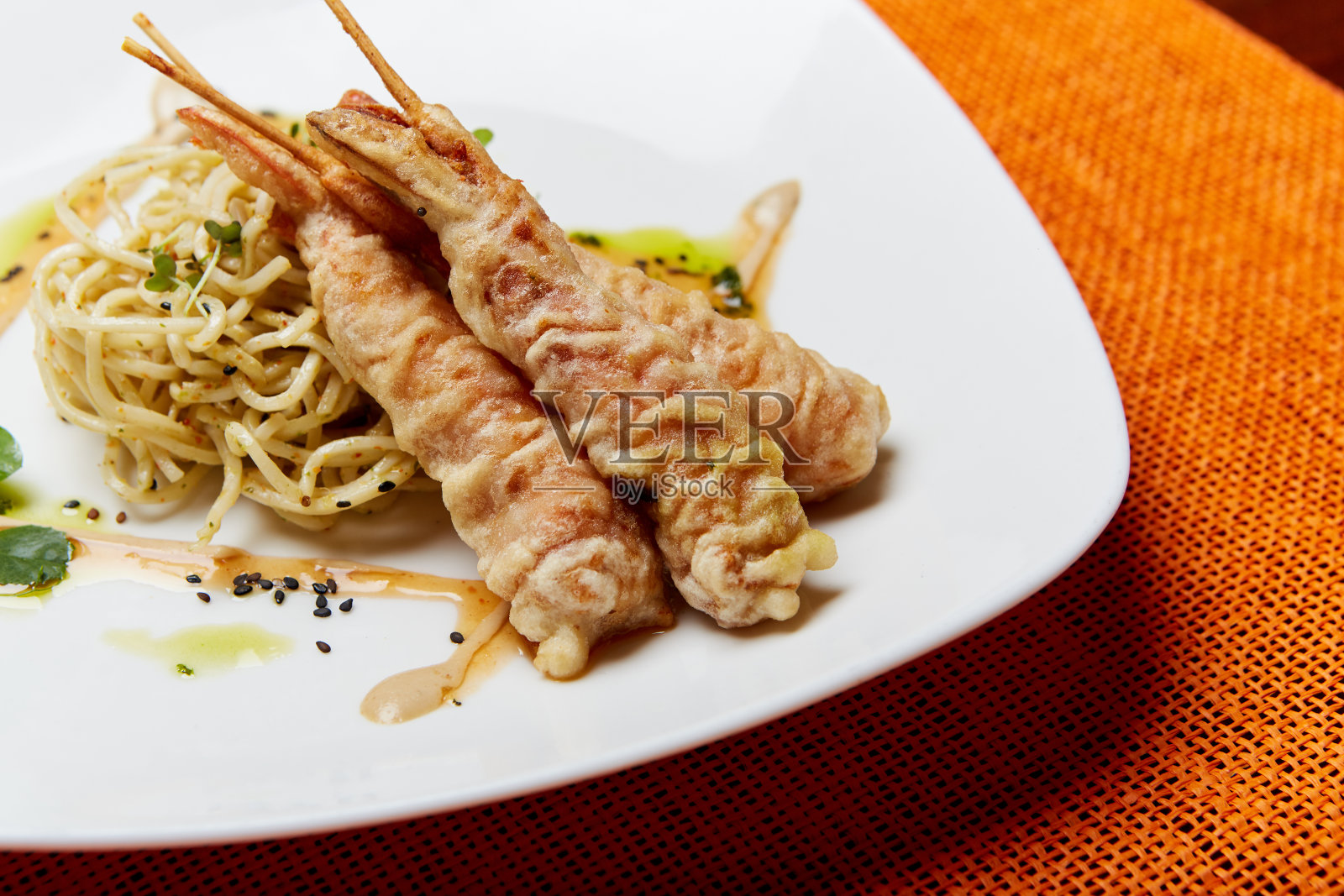 俯视餐馆里的虾和面食照片摄影图片