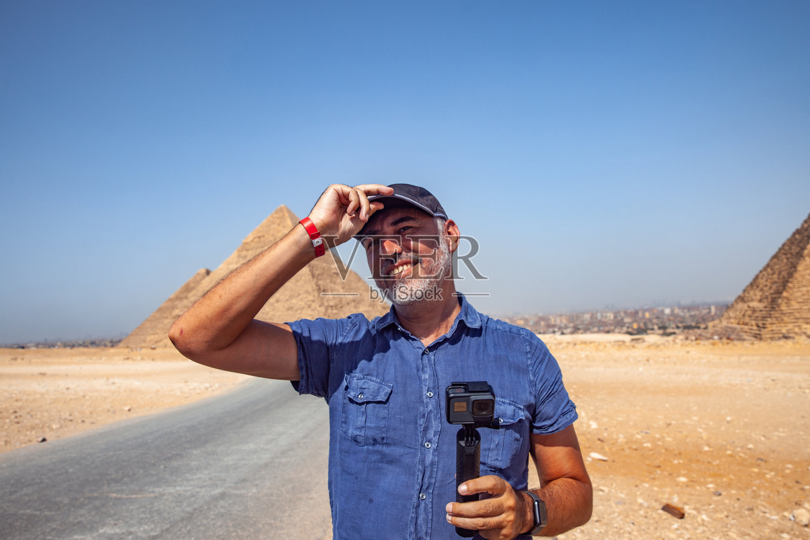 探索吉萨金字塔的微笑中年游客照片摄影图片