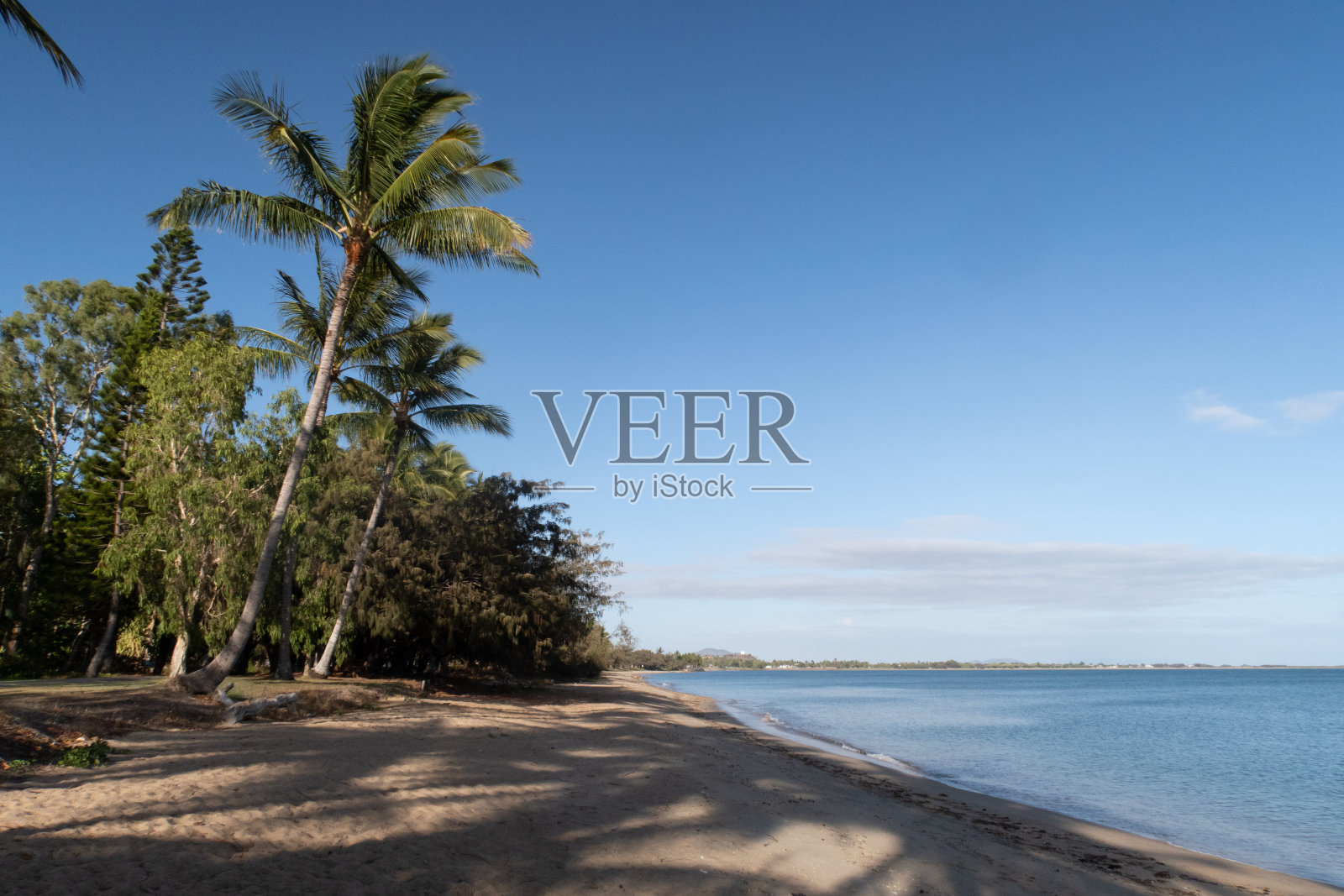 澳大利亚昆士兰州北部热带降雪区波文附近的霍霍湾海滩。照片摄影图片