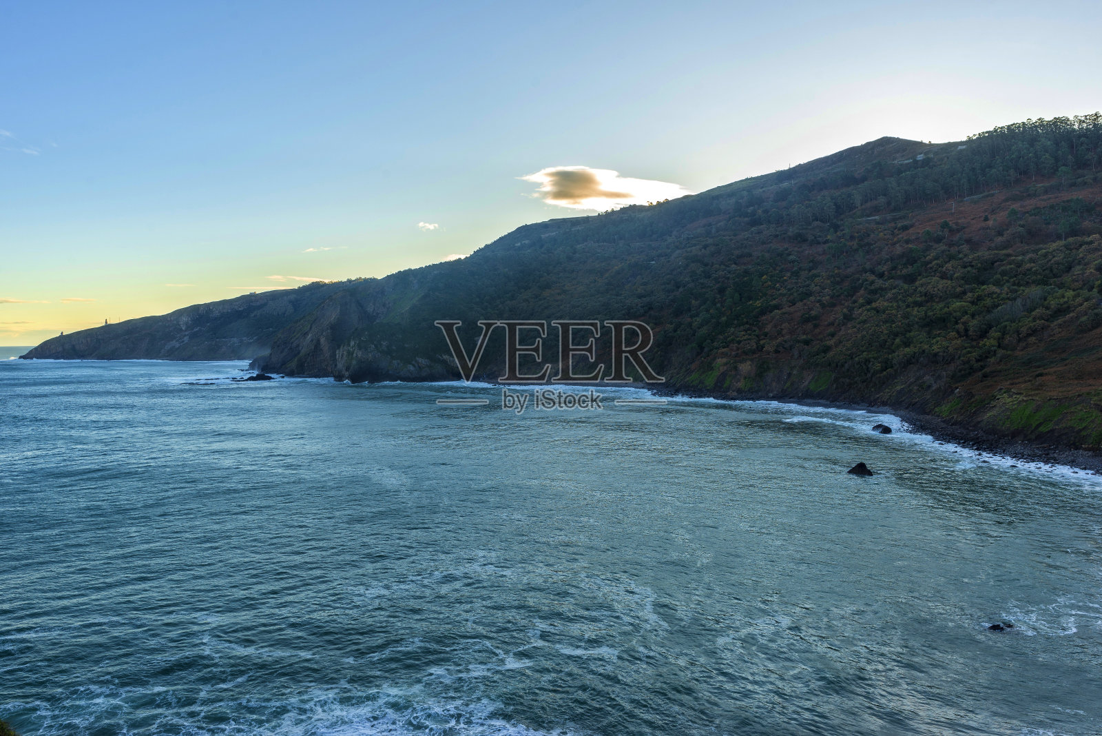 通往加兹特鲁加特克斯的圣胡安隐修院的楼梯照片摄影图片