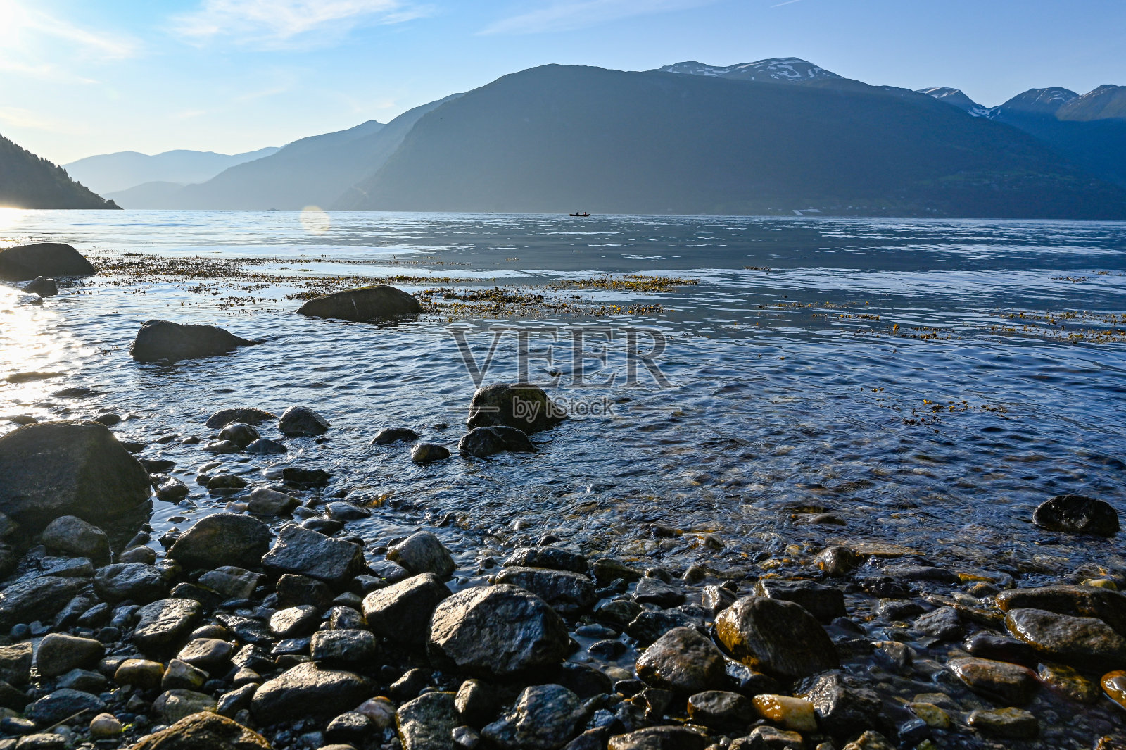 有天晚上,峡湾里的小船照片摄影图片