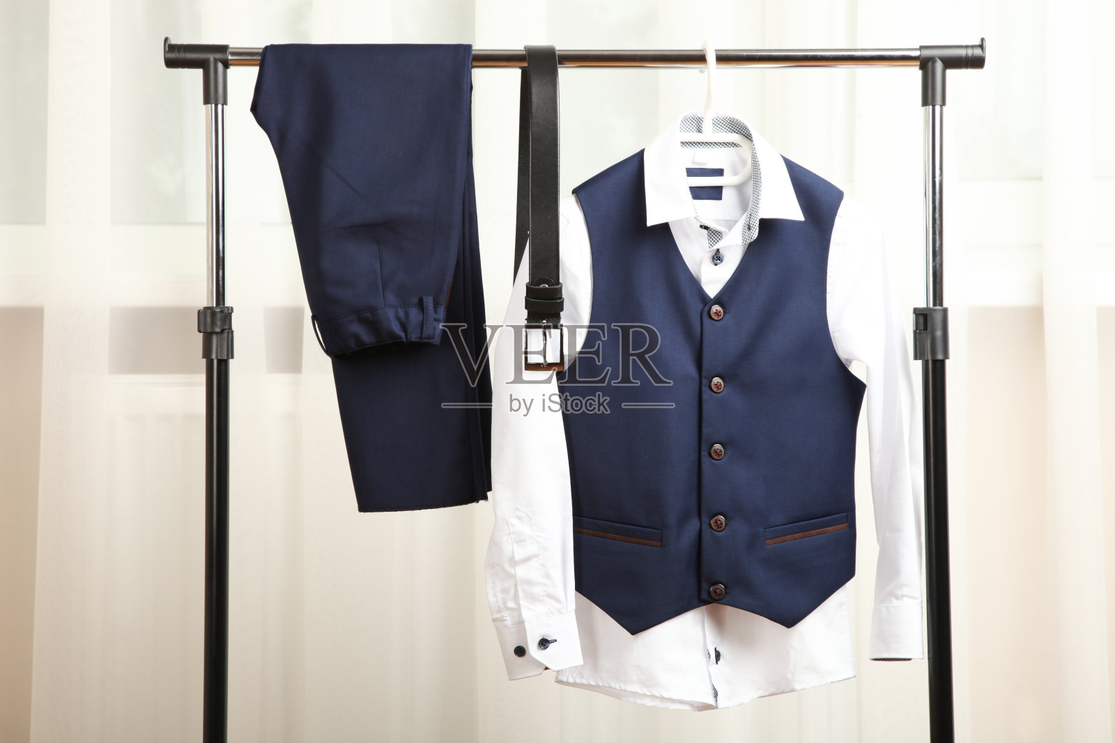 男经典西装挂在衣架上照片摄影图片