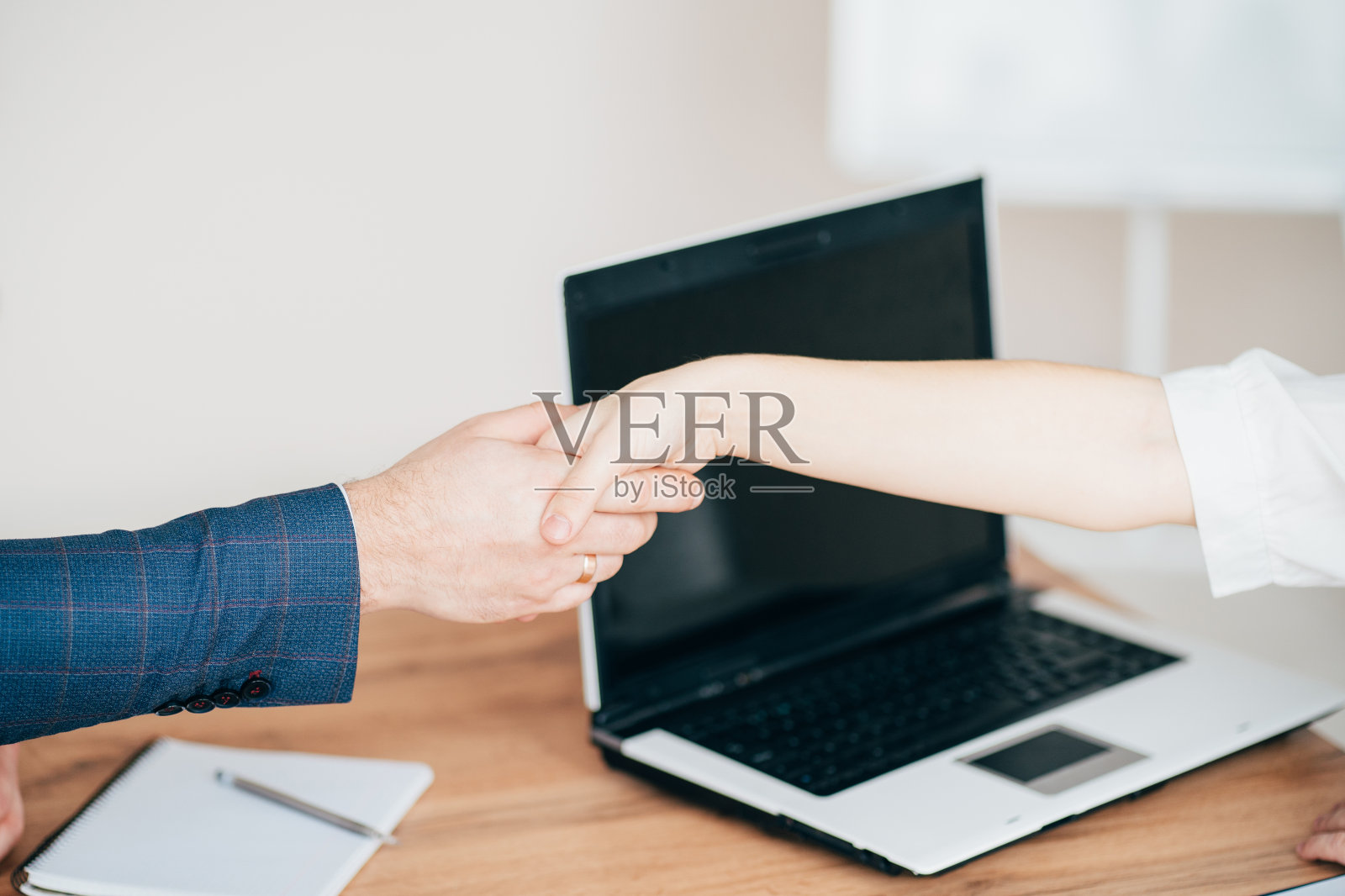 商务人士握手,成功谈判照片摄影图片