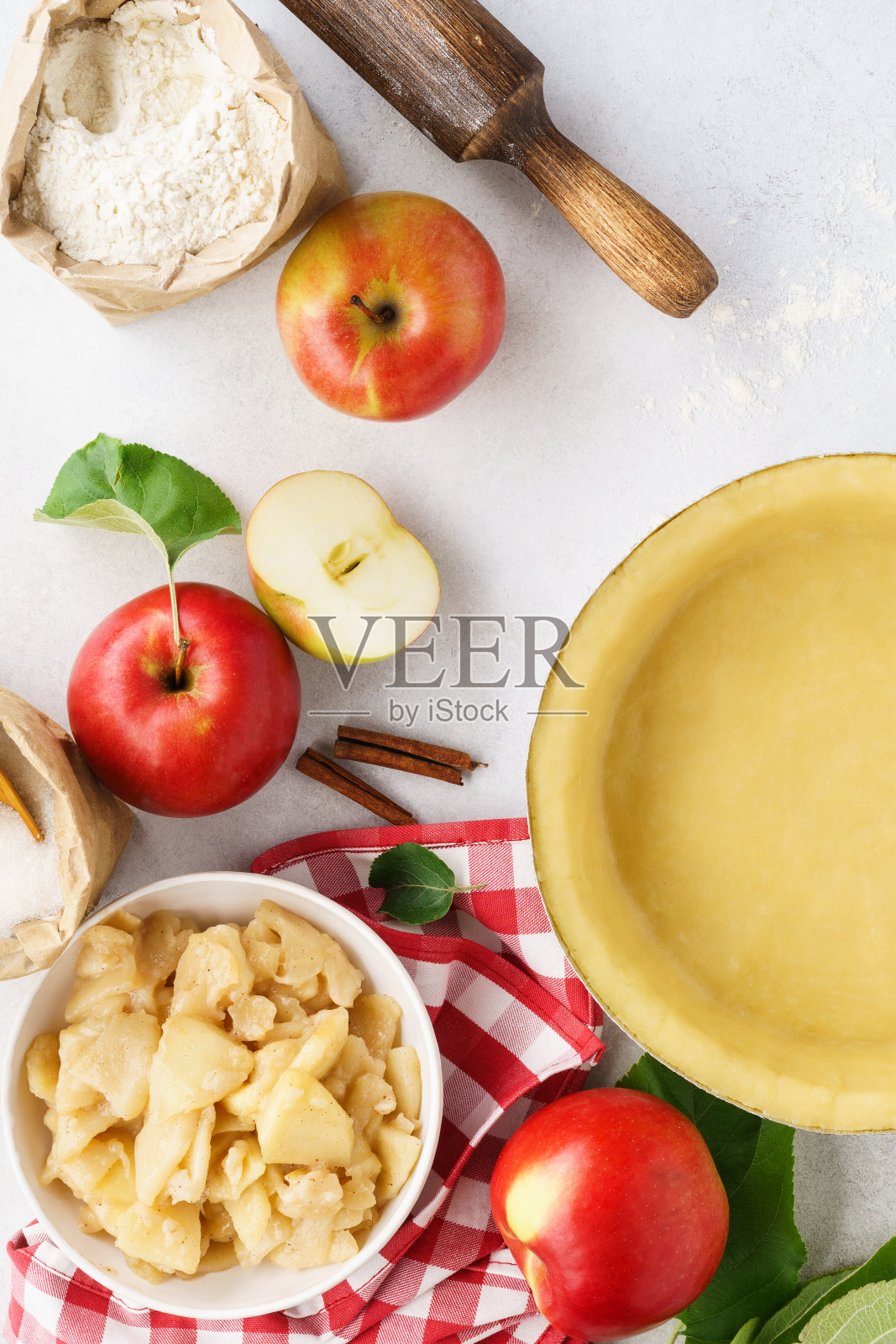 空生派皮和制作苹果派的原料。照片摄影图片