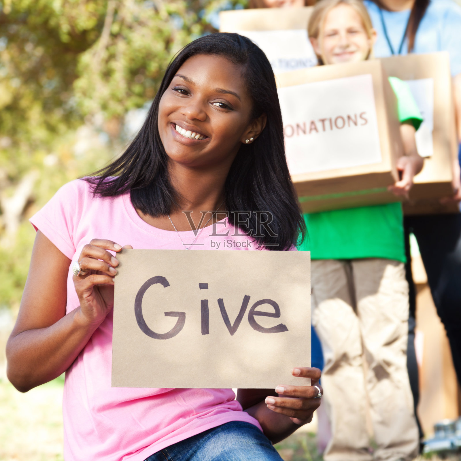 美丽的年轻女性志愿者在食品捐赠照片摄影图片