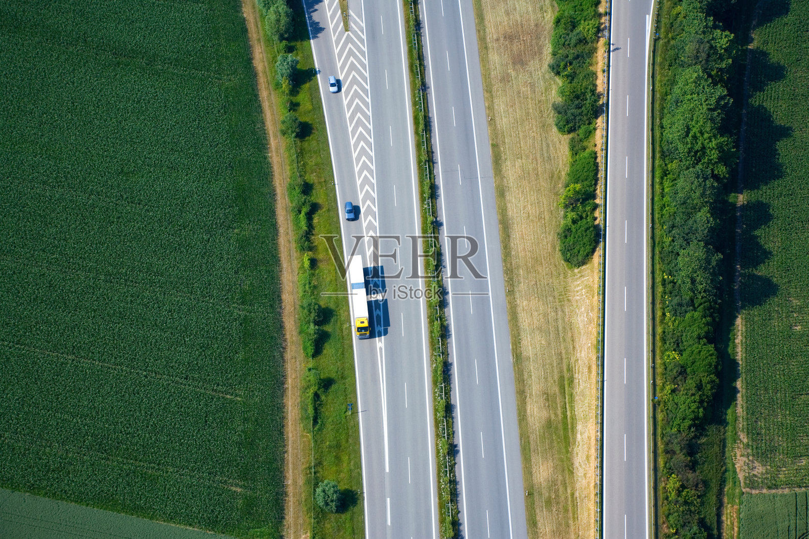 公路鸟瞰图上的半挂车照片摄影图片