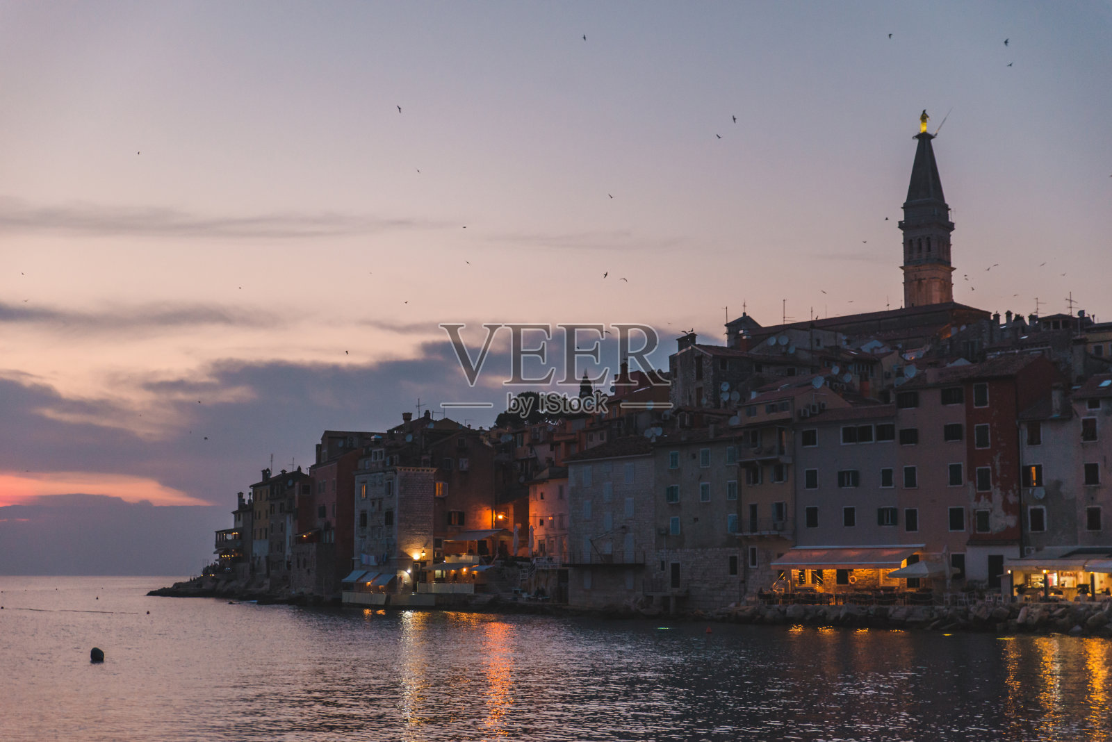 日落时分的克罗地亚罗温吉市照片摄影图片