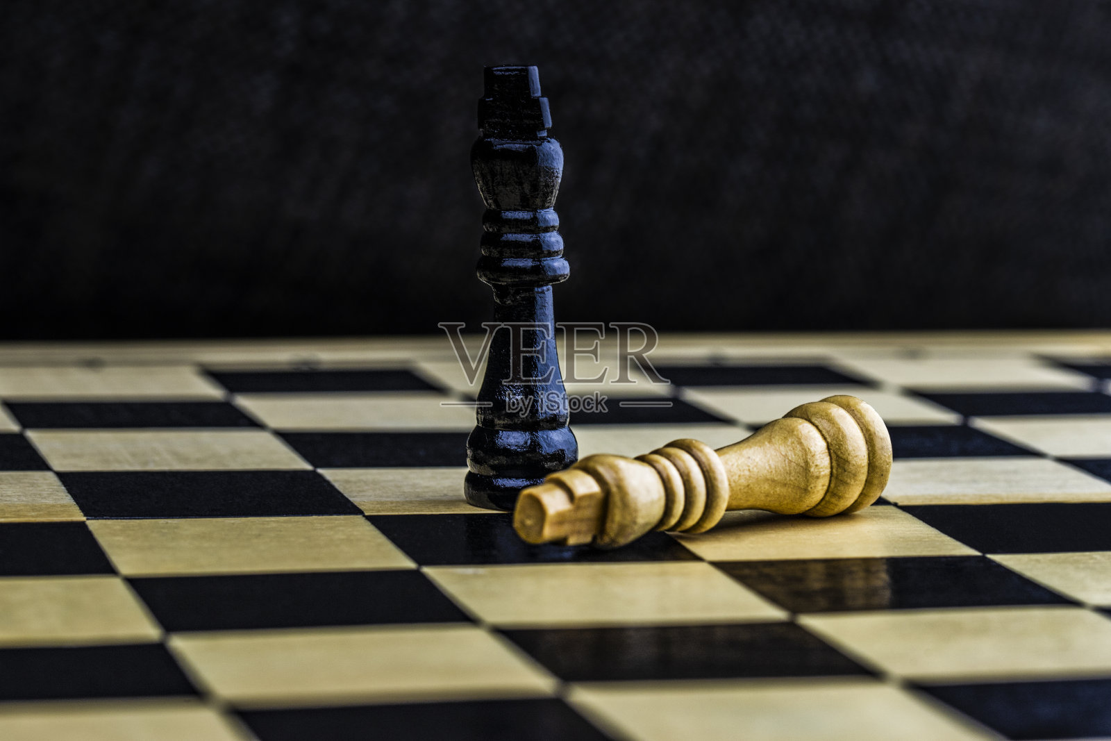 黑白照片与图片的象棋棋盘和棋子。照片摄影图片