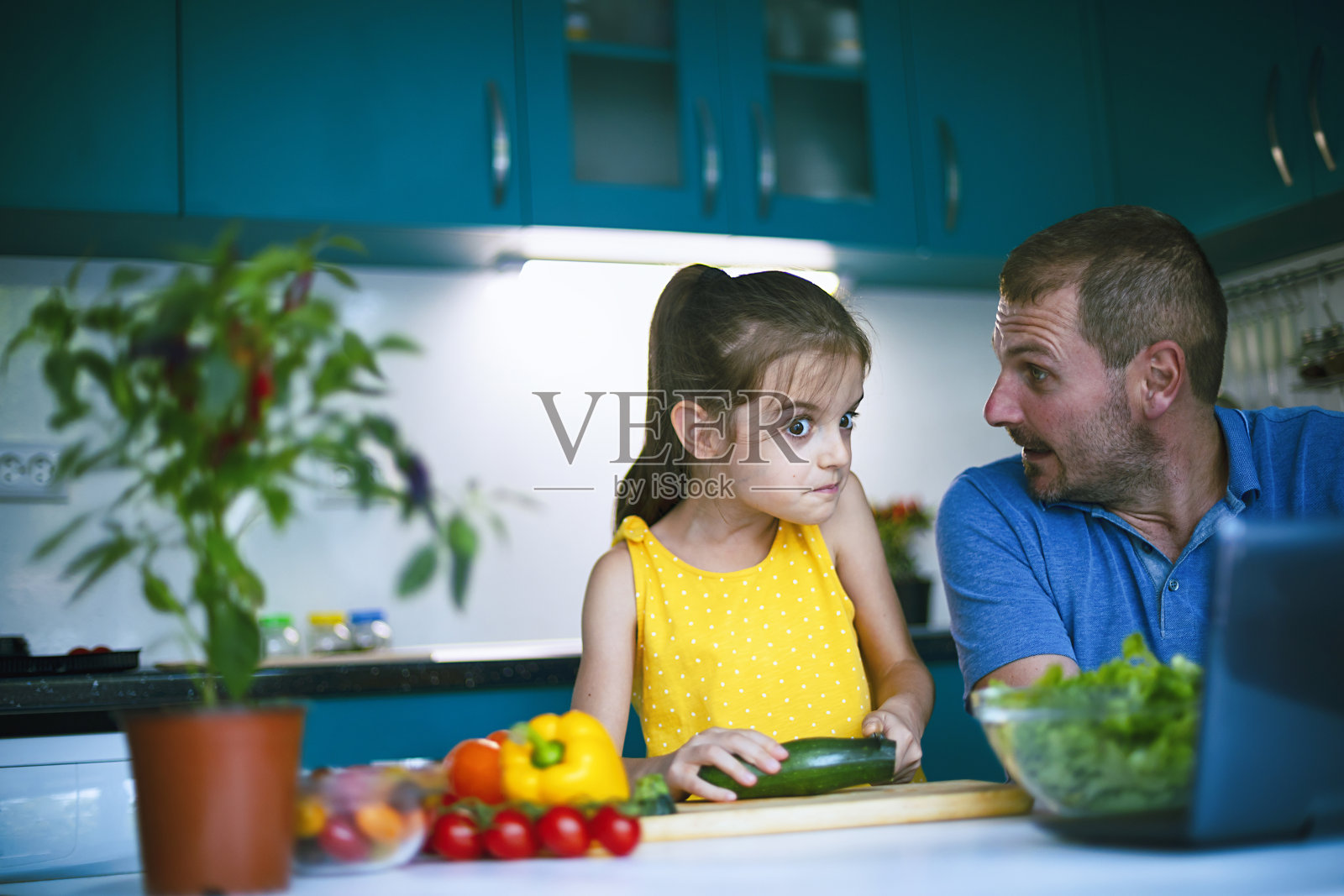父亲和女儿一起做午饭照片摄影图片