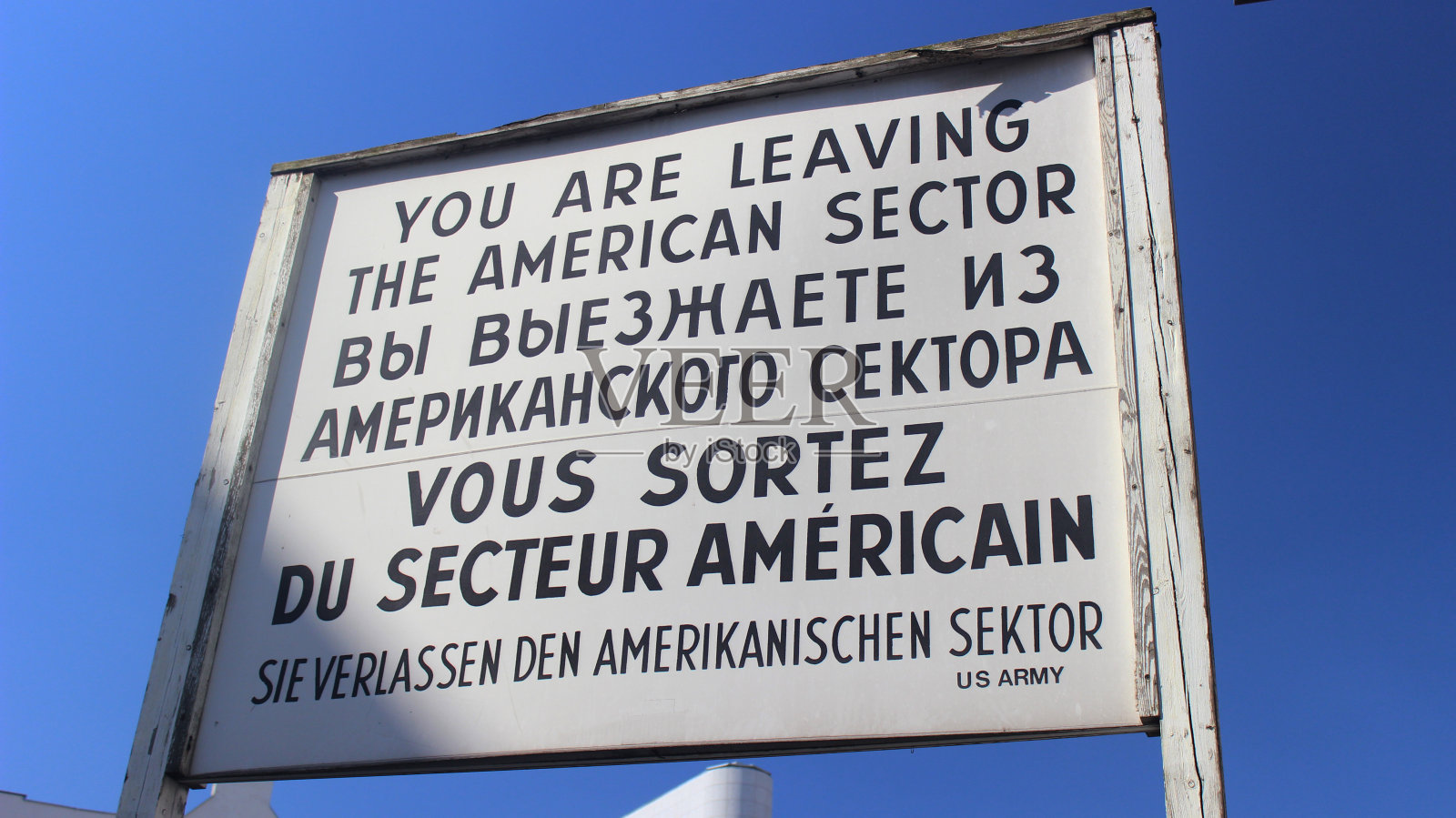 柏林查理检查站有多种语言的警告标志照片摄影图片