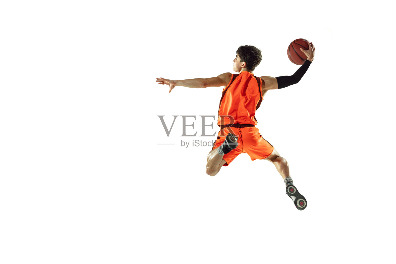 年轻的篮球运动员训练孤立在白色的工作室背景照片摄影图片