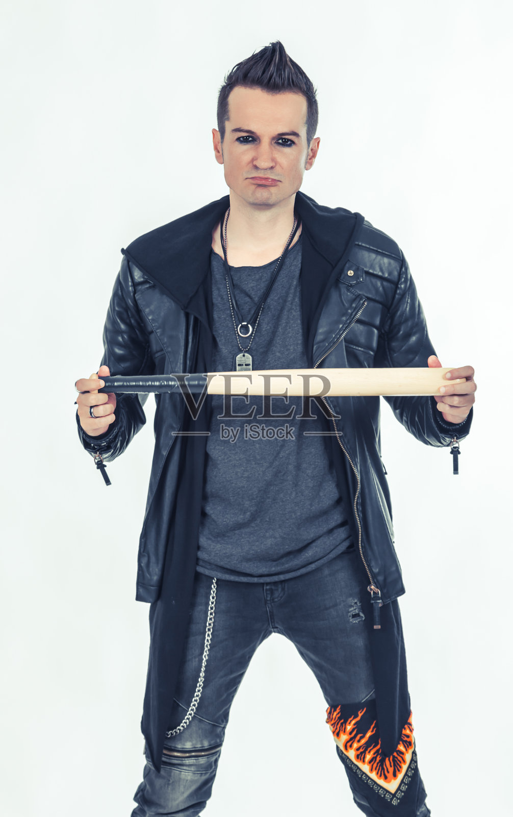 手持棒球棒的金属摇滚乐迷肖像照片摄影图片