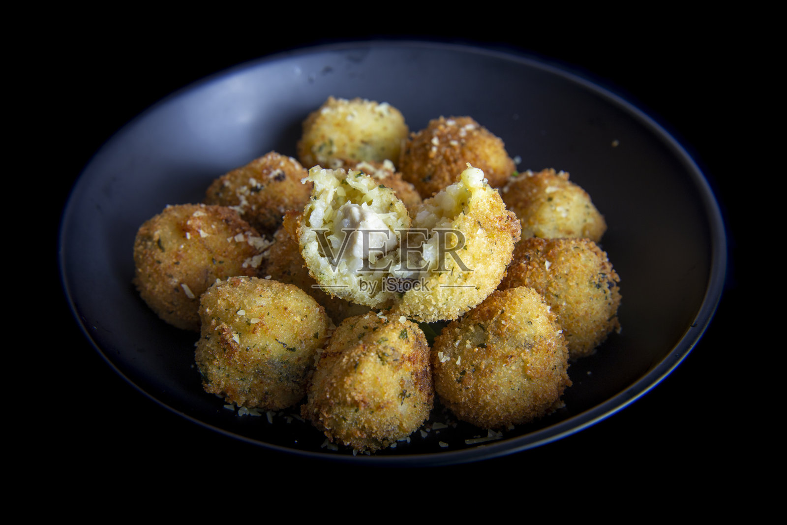 炸意大利饭丸子照片摄影图片