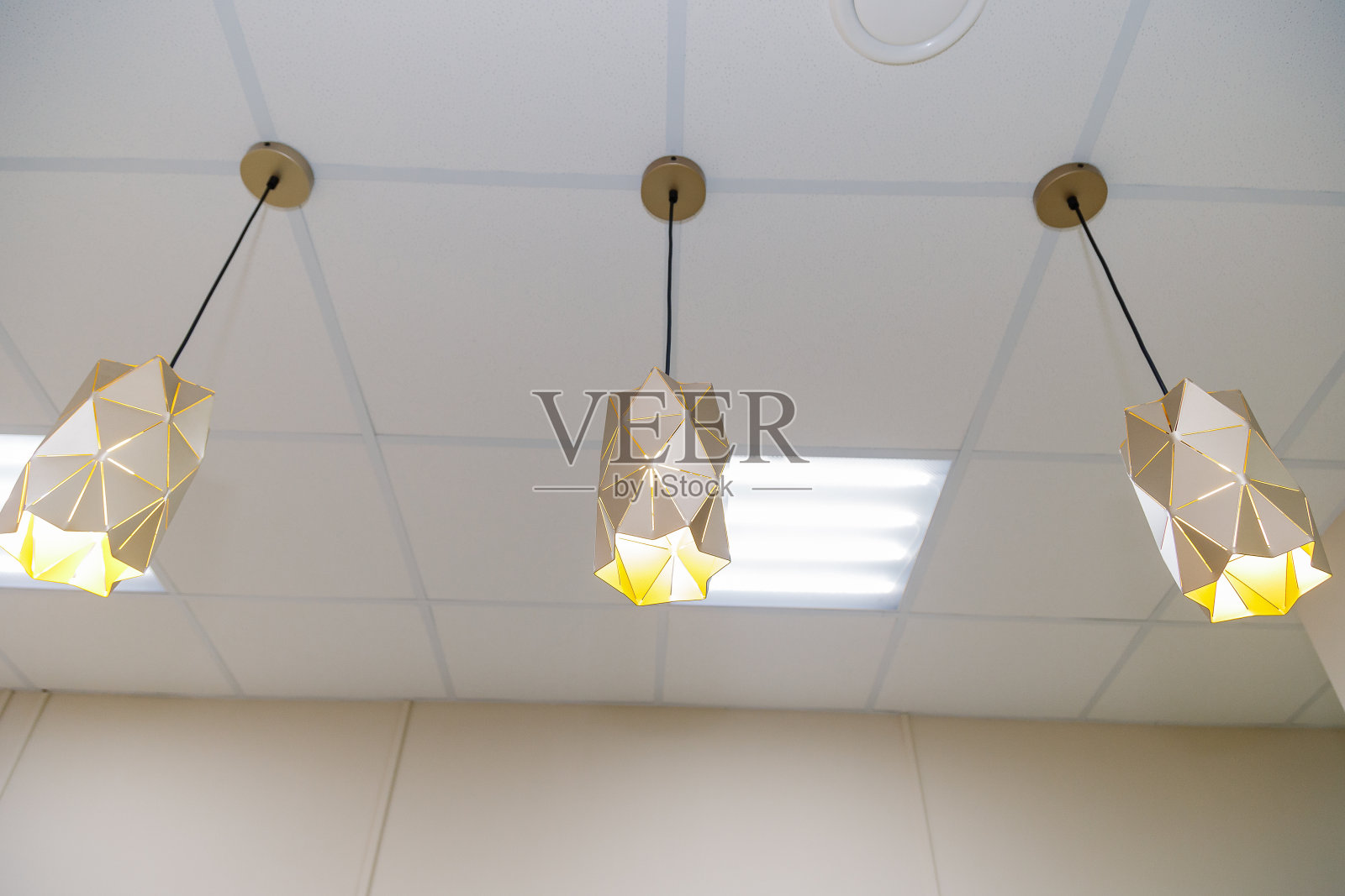 一家服装店的天花板上有三盏漂亮的吊灯照片摄影图片