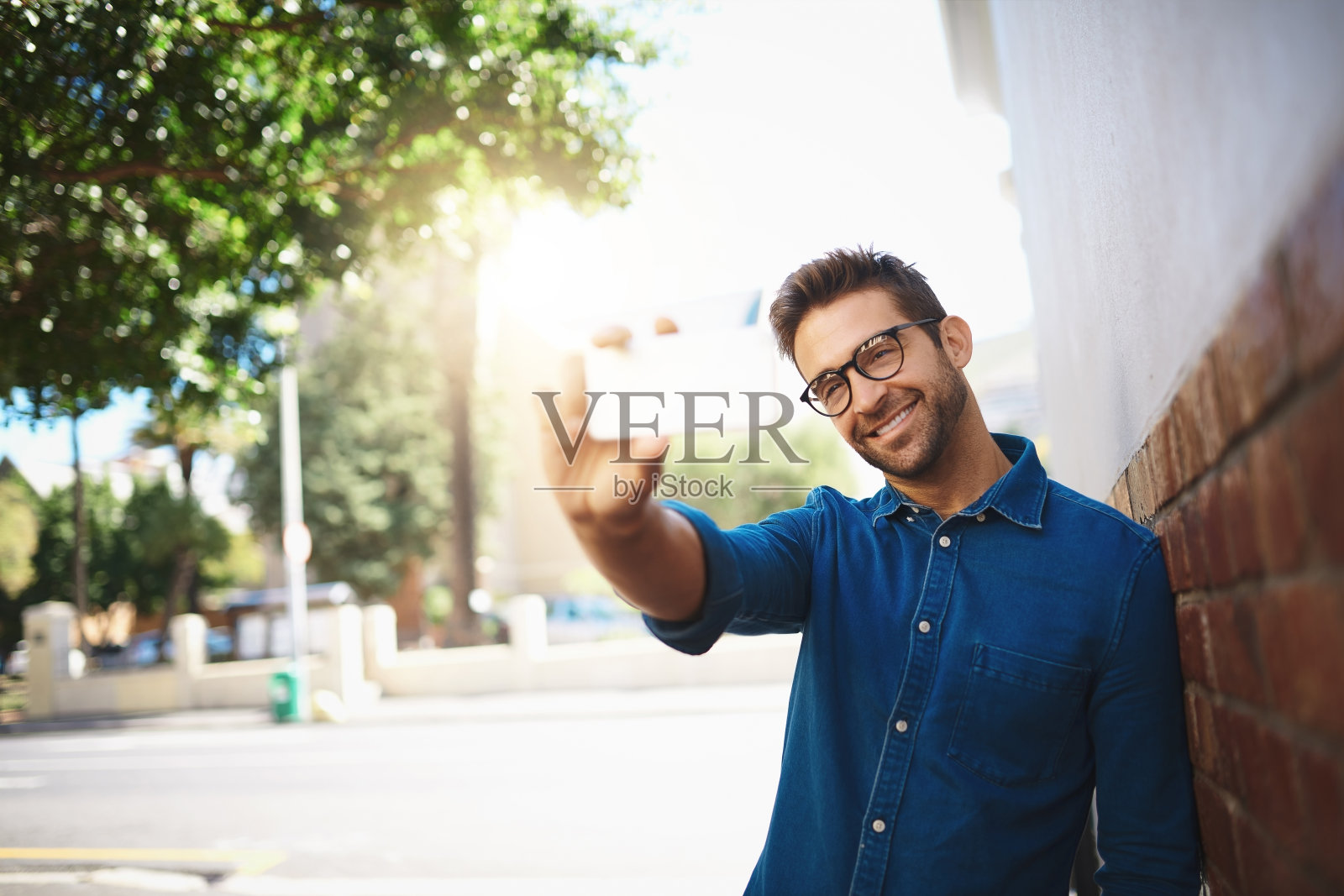 我会通过一张自拍告诉你我的一天照片摄影图片