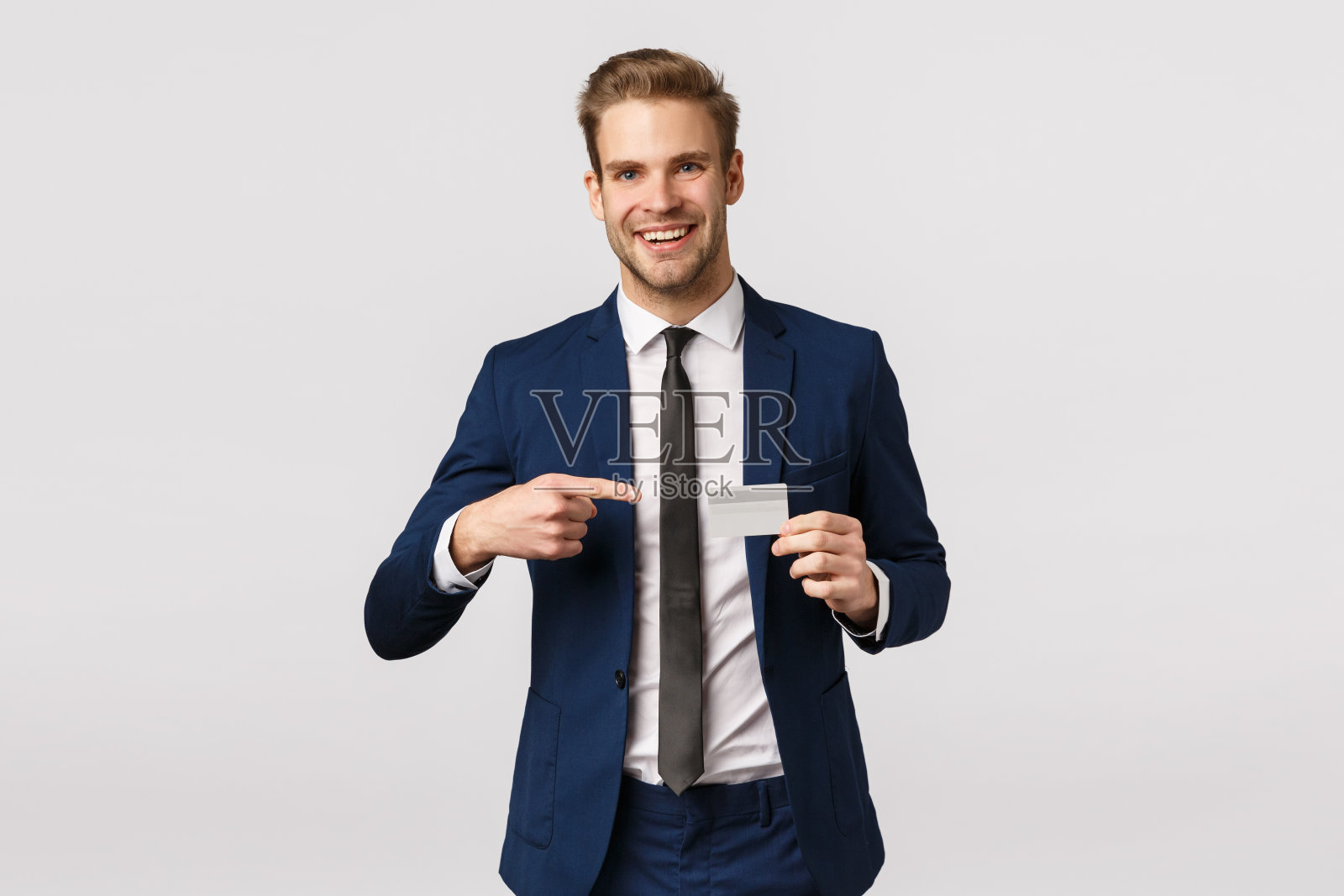 金融、企业家和商业概念:咨询银行的商务人士,推荐信用卡照片摄影图片