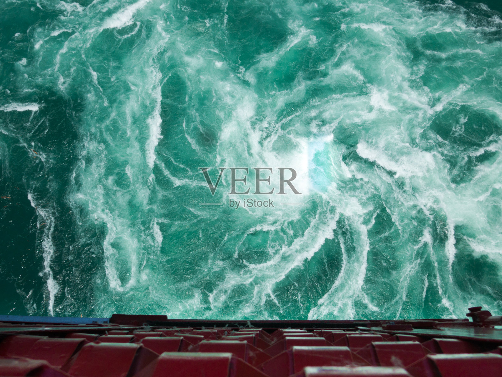 向下拍摄的尼亚加拉瀑布漩涡激流与美丽的绿松石水在阳光明媚的一天照片摄影图片