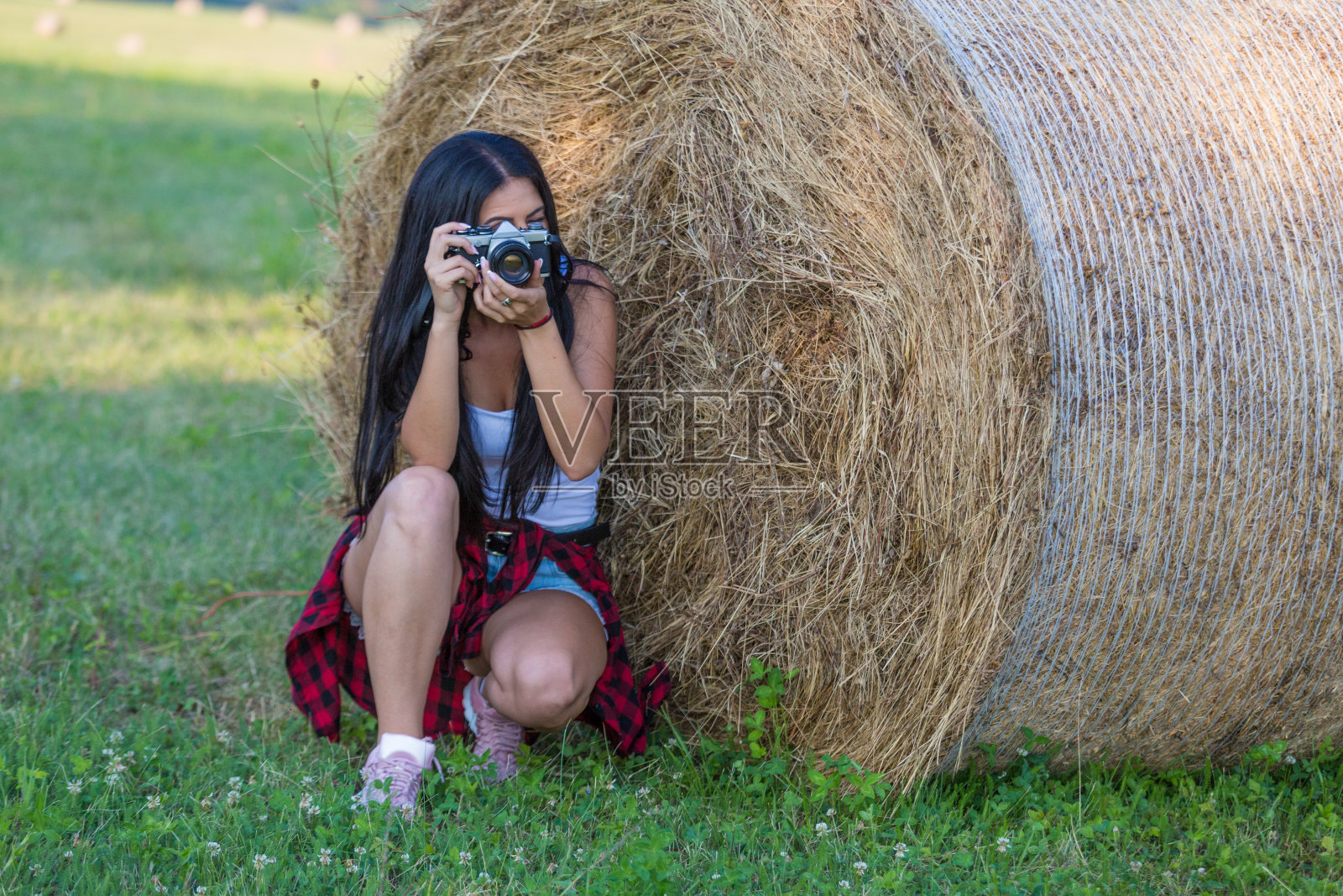 带着相机的年轻女子在大自然中照片摄影图片