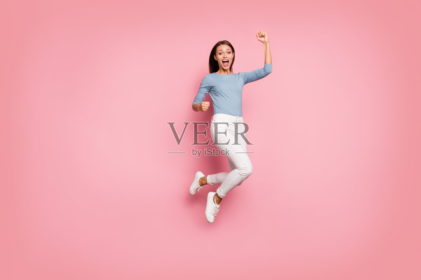 转身完整的身体尺寸的照片,欢快的尖叫,大叫,积极的女孩表达兴奋的脸,使拳头在蓝色毛衣孤立的柔和的颜色背景照片摄影图片