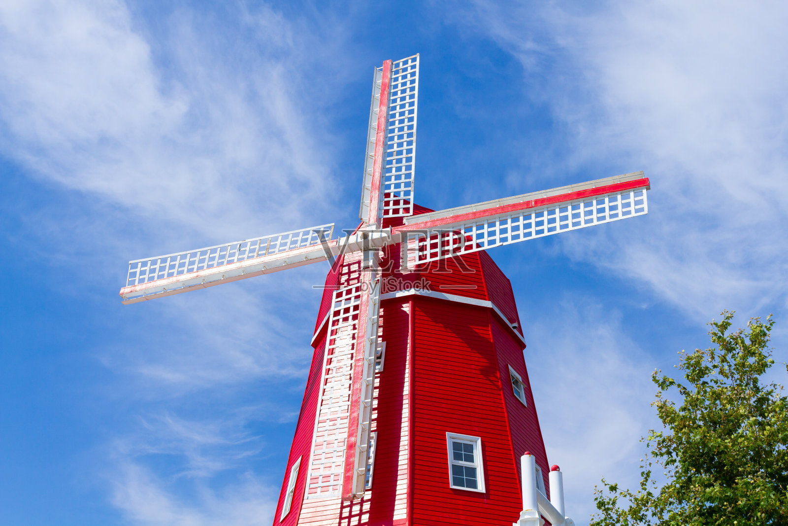 红色的木制风车映衬着蓝天照片摄影图片