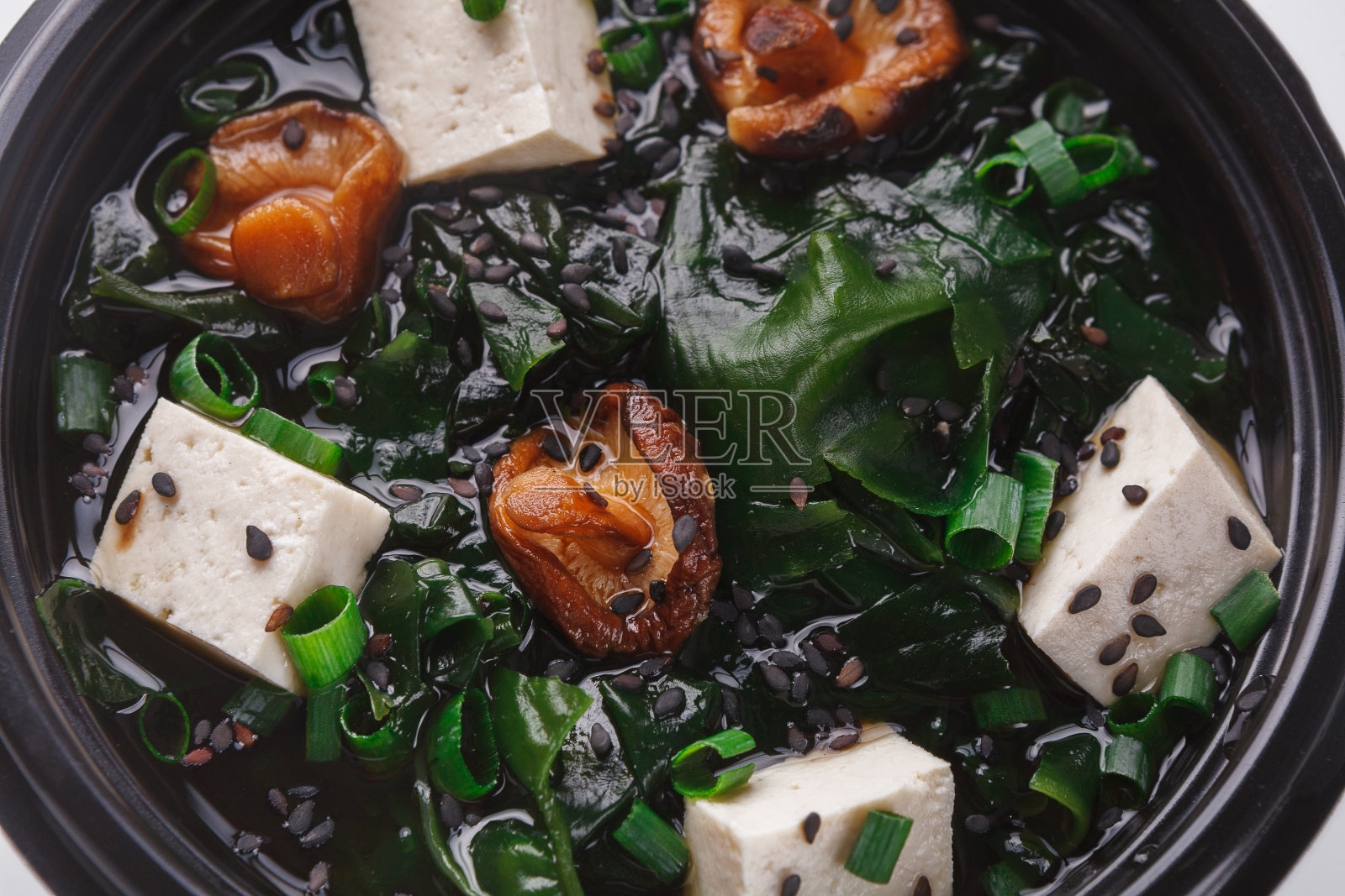 日本料理。豆腐芝士味噌汤,蘑菇和杂草照片摄影图片