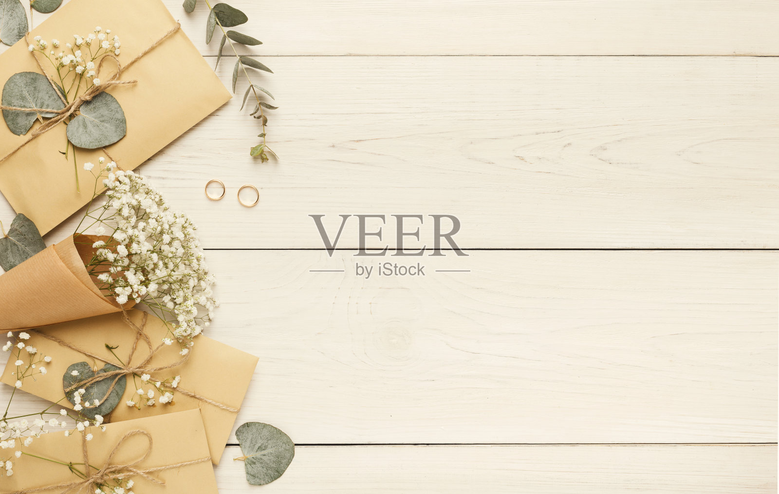 白色背景上的婚礼信封照片摄影图片