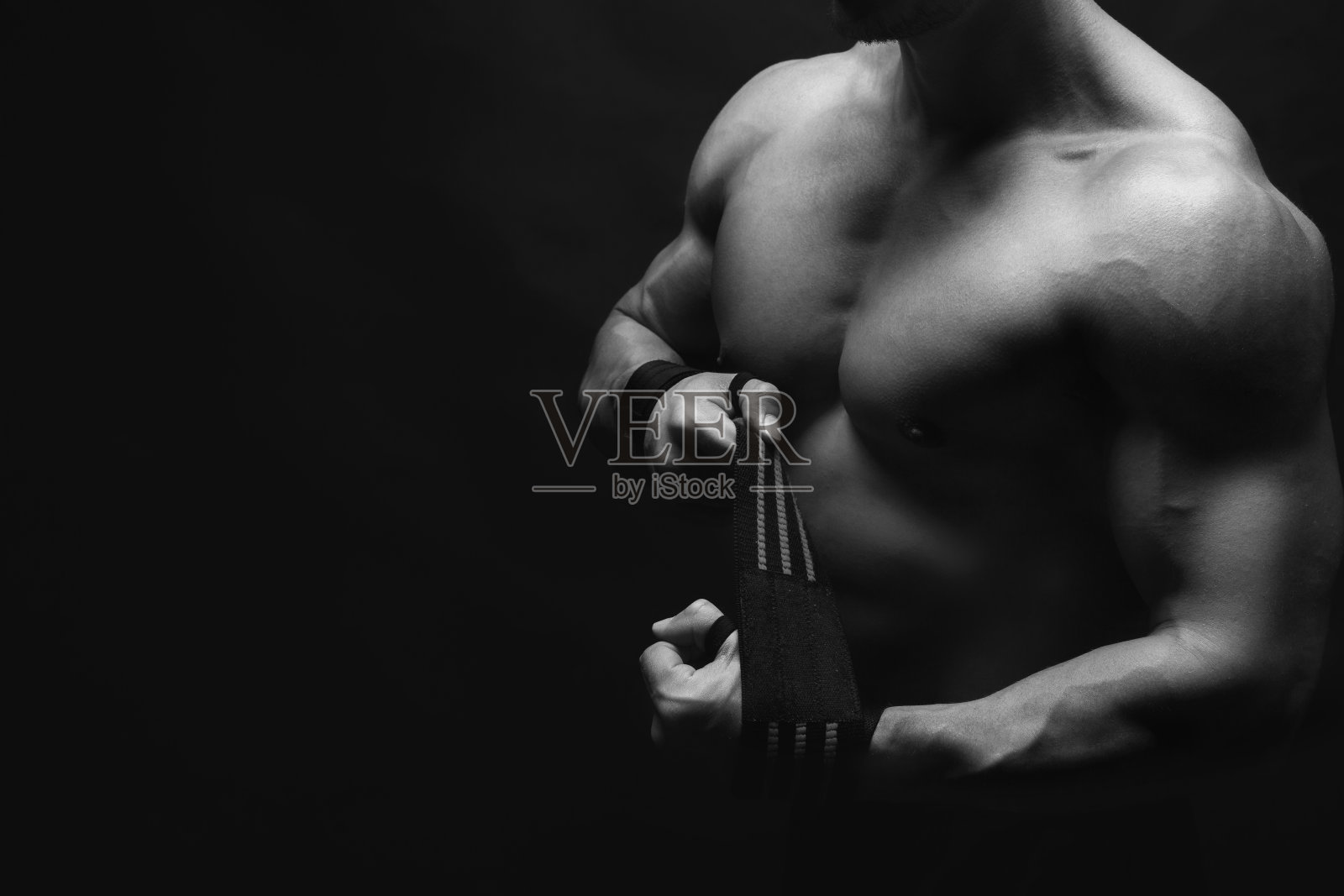 运动拳击手用拳击绷带包扎双手照片摄影图片