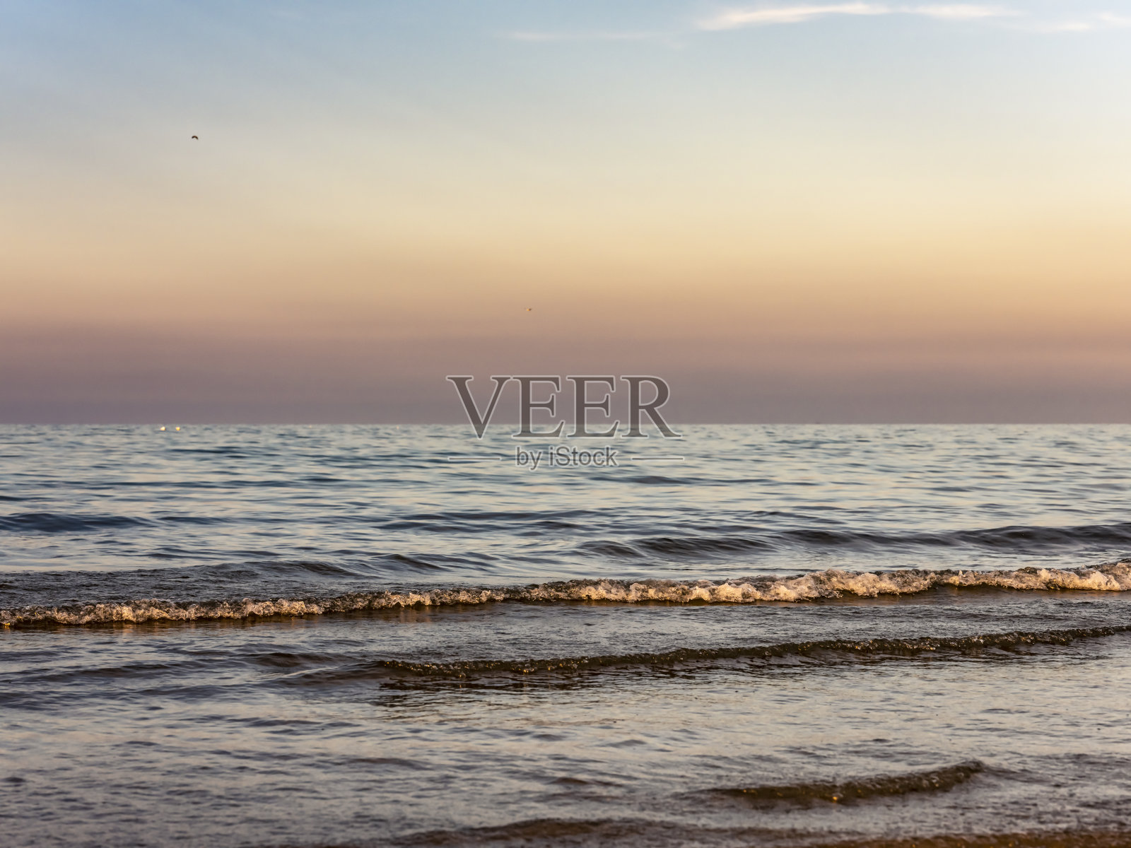 日落时海面平静照片摄影图片