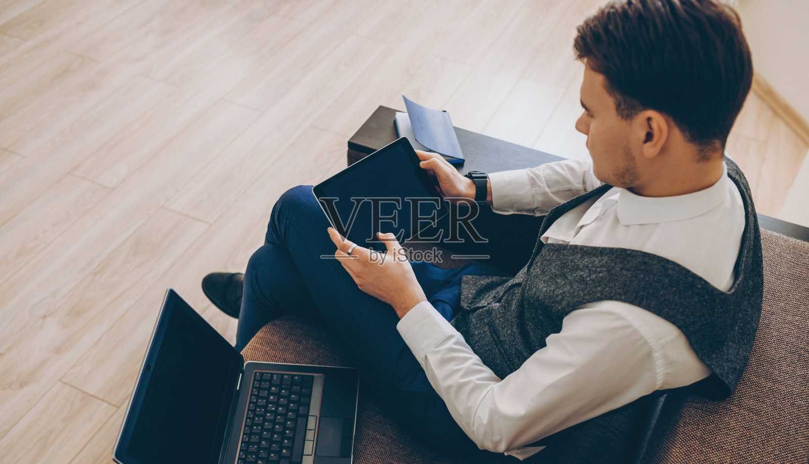 上图是一个穿着西装的工作白人男子,手里拿着一块空白的写字板照片摄影图片