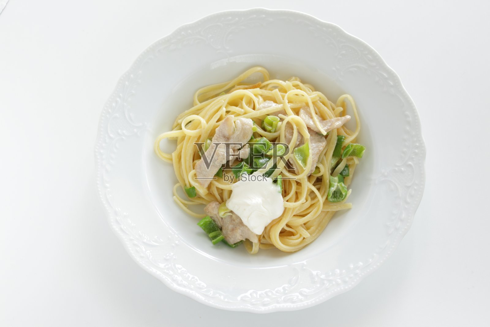 意大利菜,猪肉和奶油芝士配青椒意大利面照片摄影图片