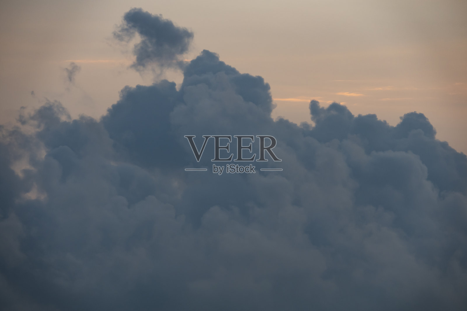 多云天气时天空中的气流运动照片摄影图片