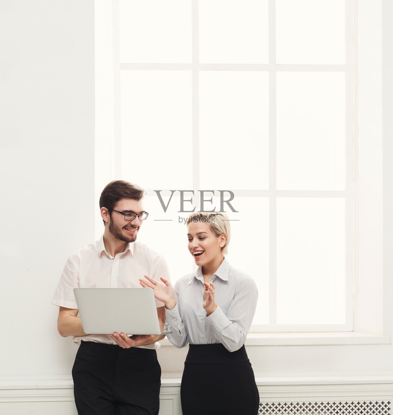 一对年轻的商业伙伴在现代办公室工作照片摄影图片