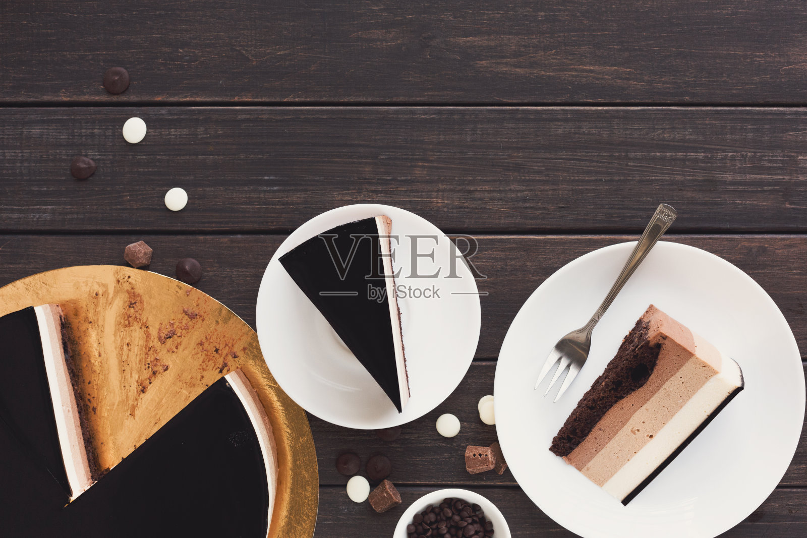 三层巧克力慕斯蛋糕与釉照片摄影图片