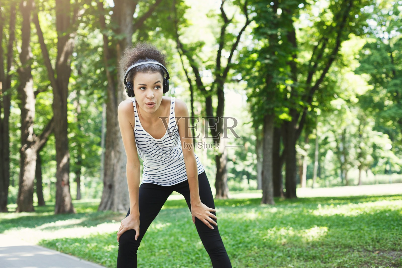 非裔美国女性在公园里摆姿势照片摄影图片