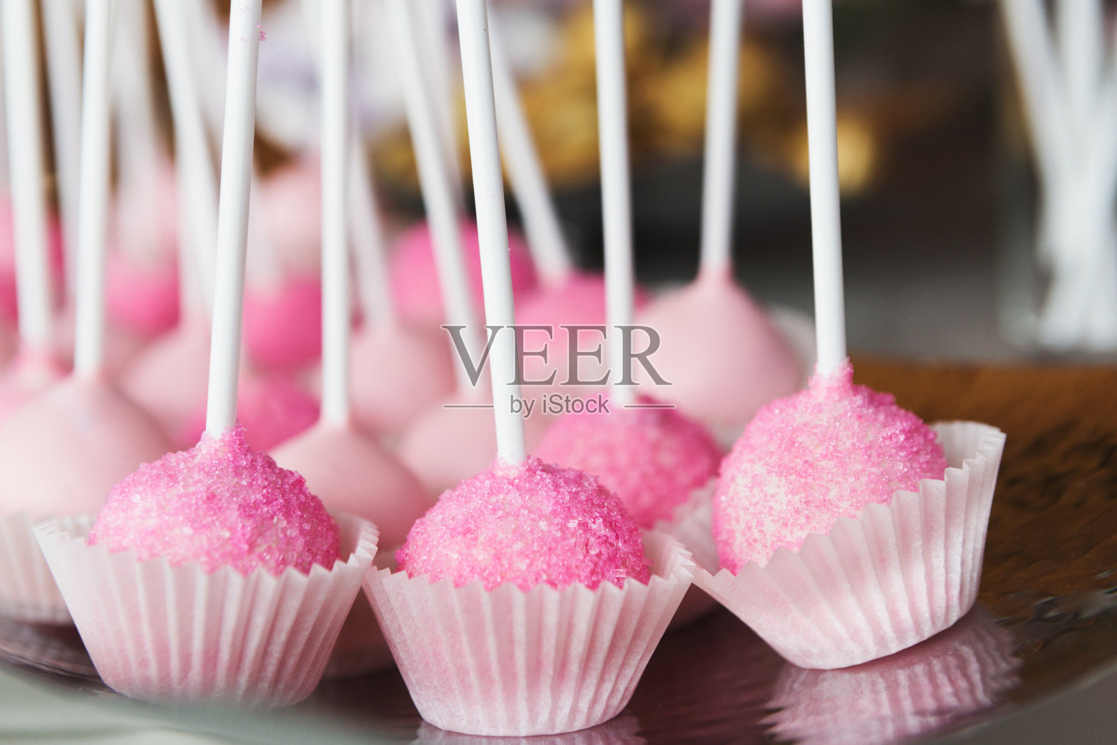 浅盘上的粉色蛋糕,特写照片摄影图片