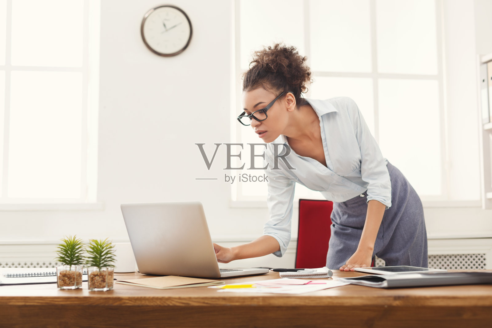 办公室里体贴的商业女性照片摄影图片