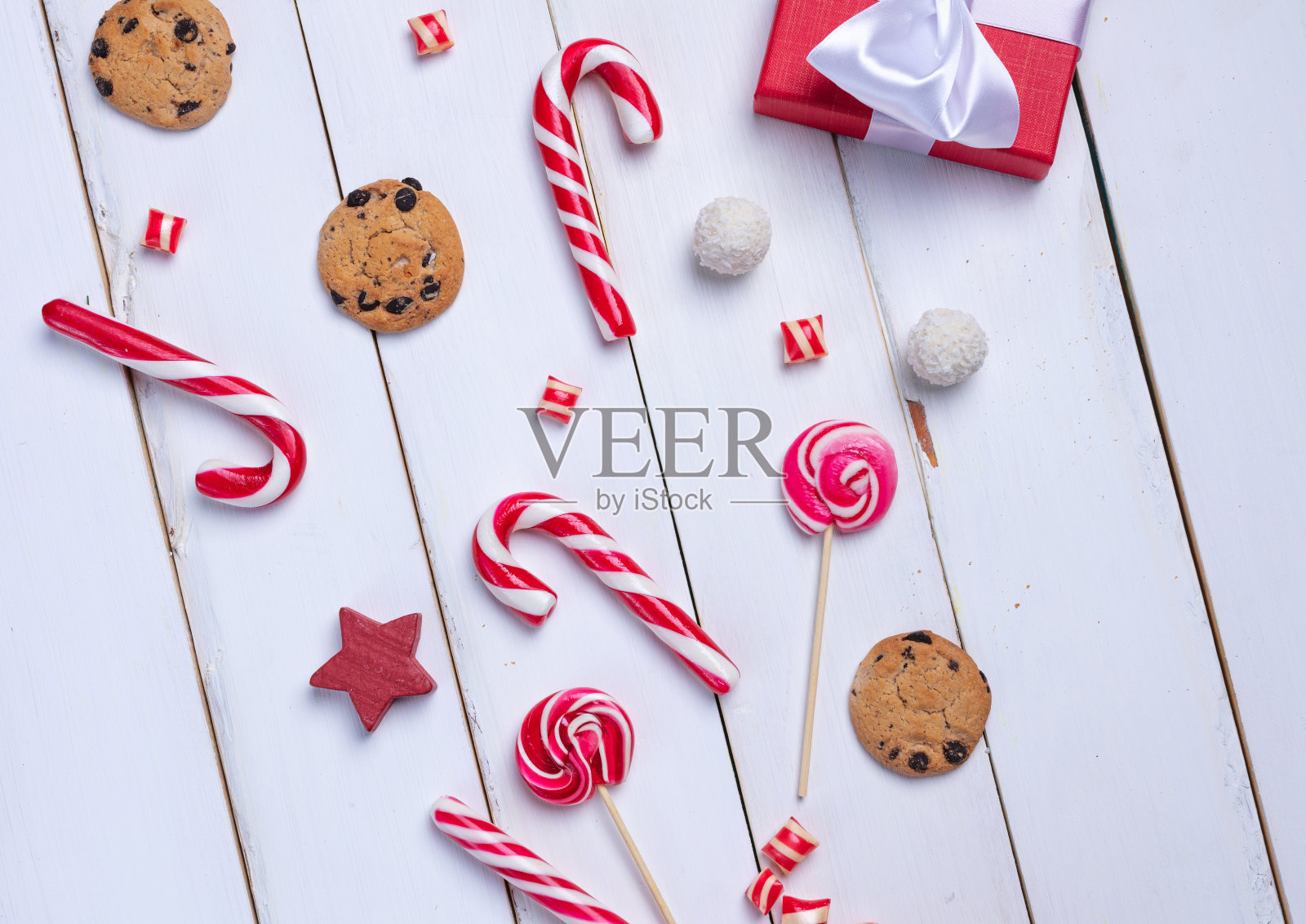 圣诞明信片。圣诞组成。白色木质背景的糖果惊喜盒。新年的概念。圣诞夜。照片摄影图片