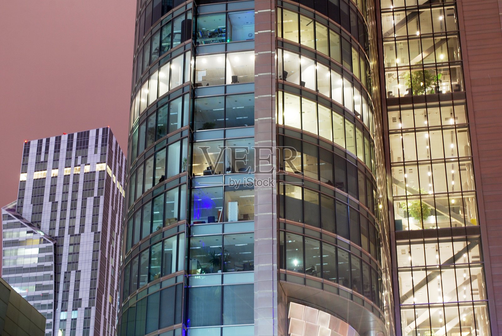 现代建筑。玻璃幕墙的现代办公大楼照片摄影图片