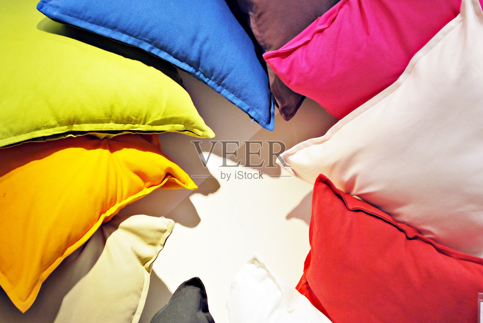 舒适的彩色织物垫在现代商店的货架上照片摄影图片