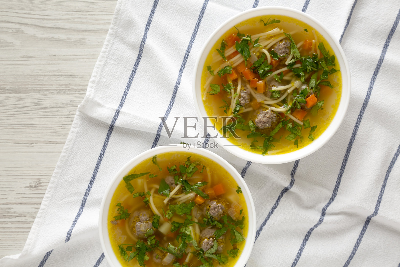 自制的Sopa a La Minuta在白色的木制表面上的白色碗,俯视图。平躺着,从上面俯视。副本的空间。照片摄影图片