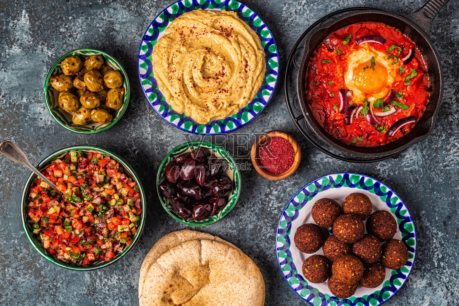 炸豆丸子、鹰嘴豆泥、鸡蛋西红柿、以色列沙拉 - 以色列传统美食照片摄影图片