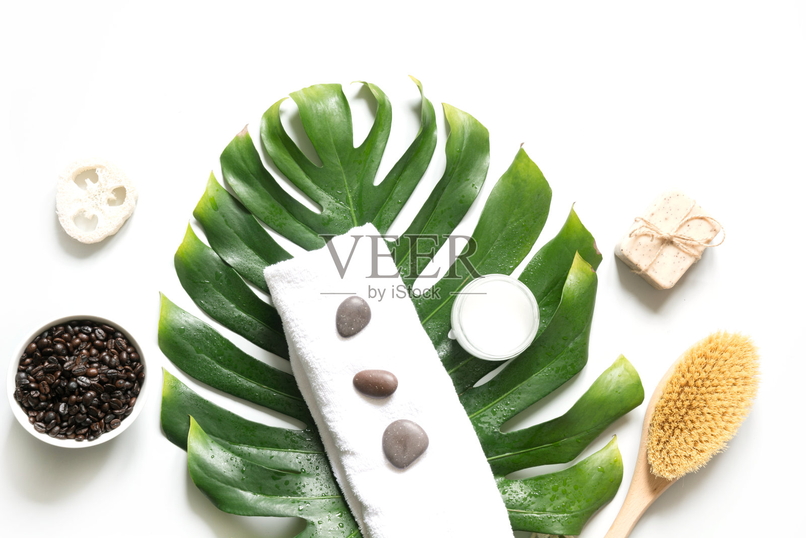 Monstera叶子,刷子,咖啡豆,SPA设置的脂肪团去除和健康的白色。副本的空间。照片摄影图片