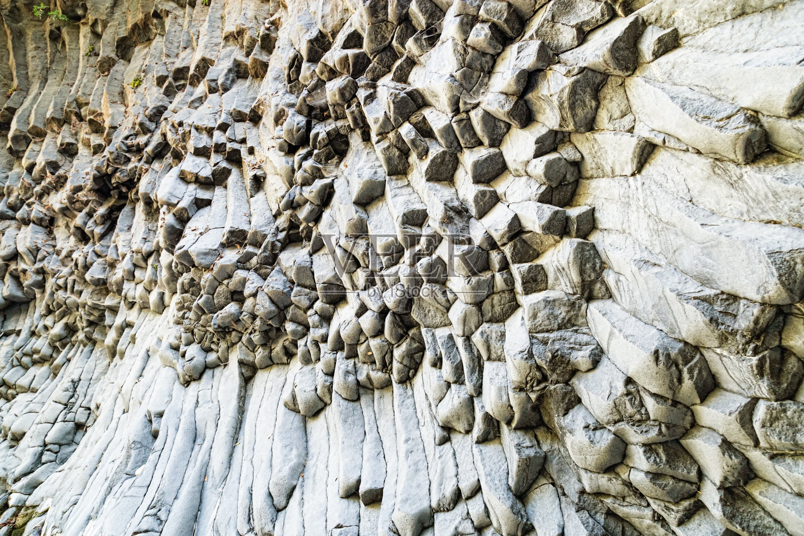 火山石的纹理。意大利西西里岛埃特纳火山熔岩形成的阿尔坎塔拉峡谷的石头斜坡。照片摄影图片