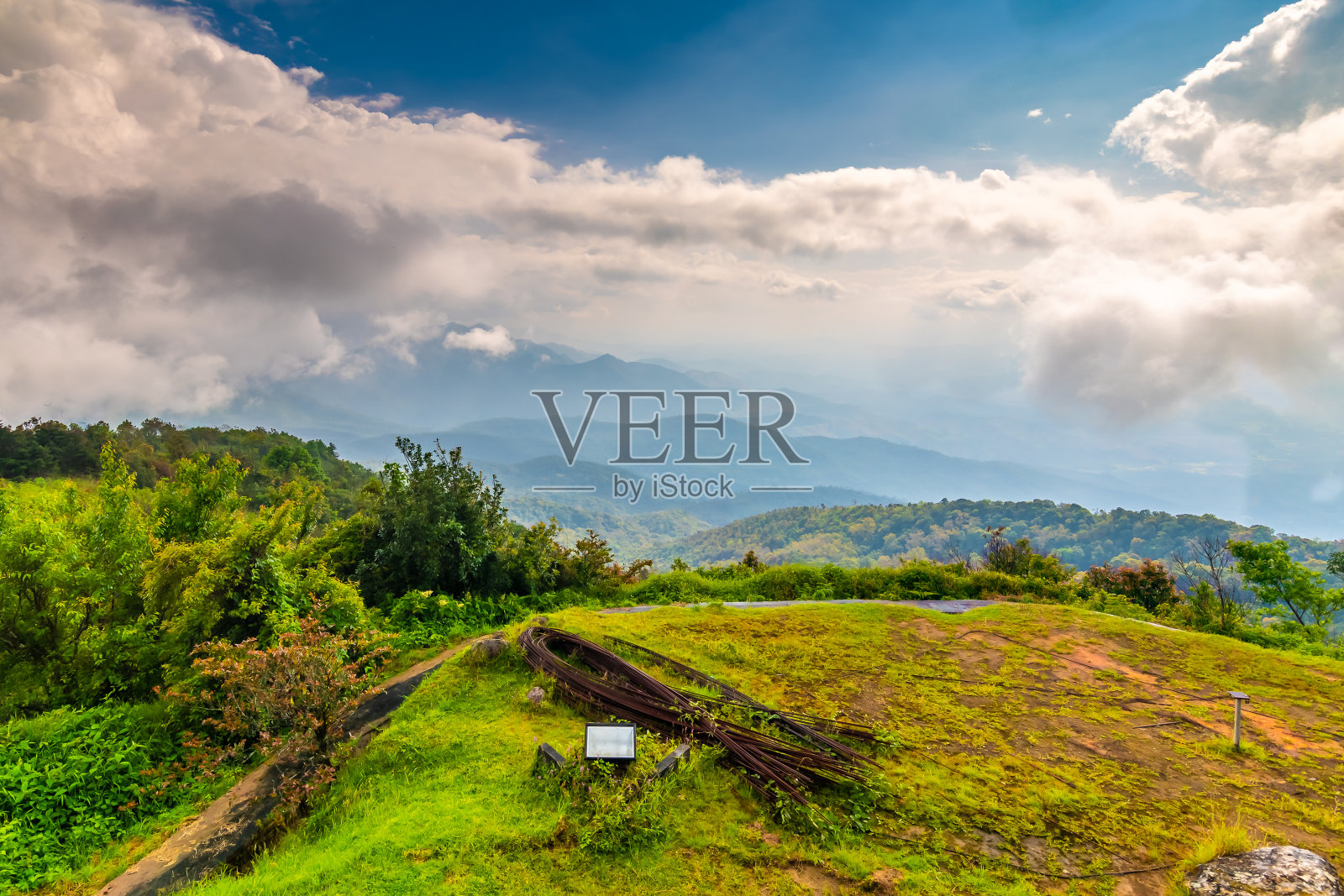 泰国因他农山国家公园顶峰,国王皇后双塔照片摄影图片