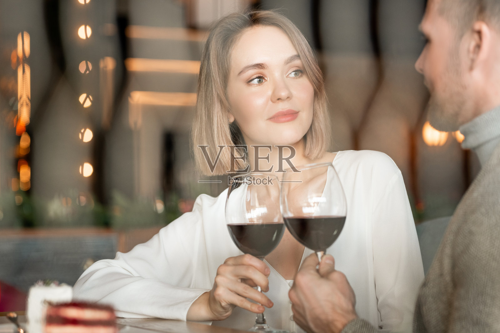 美丽的女人和男人碰杯照片摄影图片