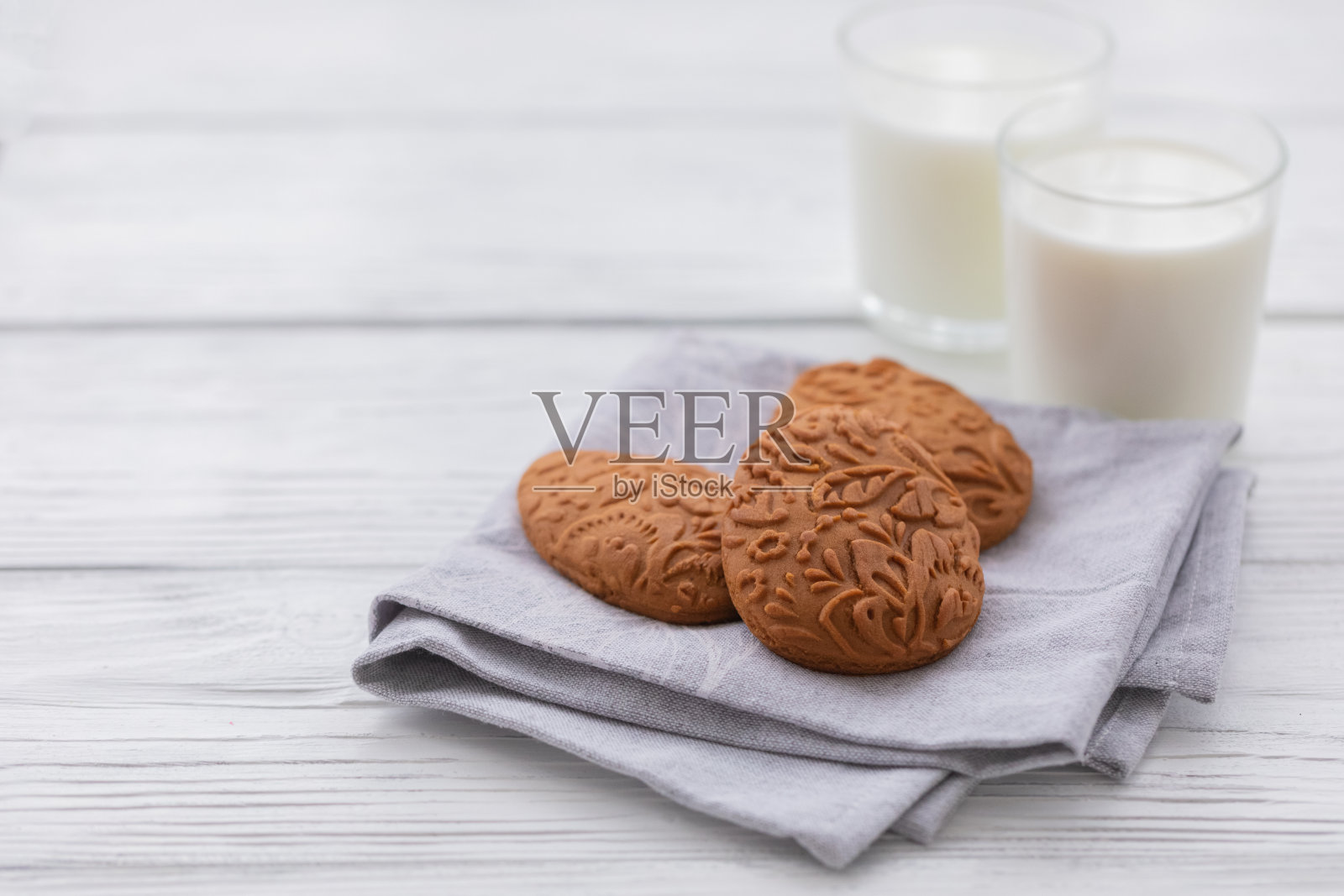 复活节蛋形无麸姜饼,以厨房毛巾为背景,选择性聚焦照片摄影图片